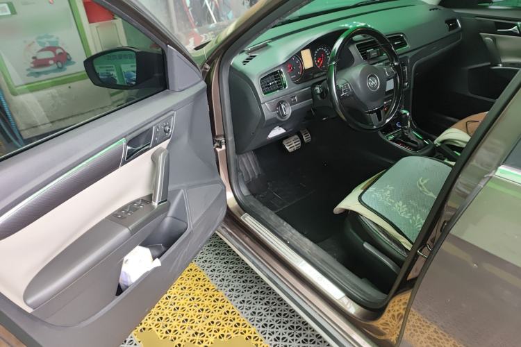 Used Volkswagen Cross Lavida 2014 1.6L Automatic