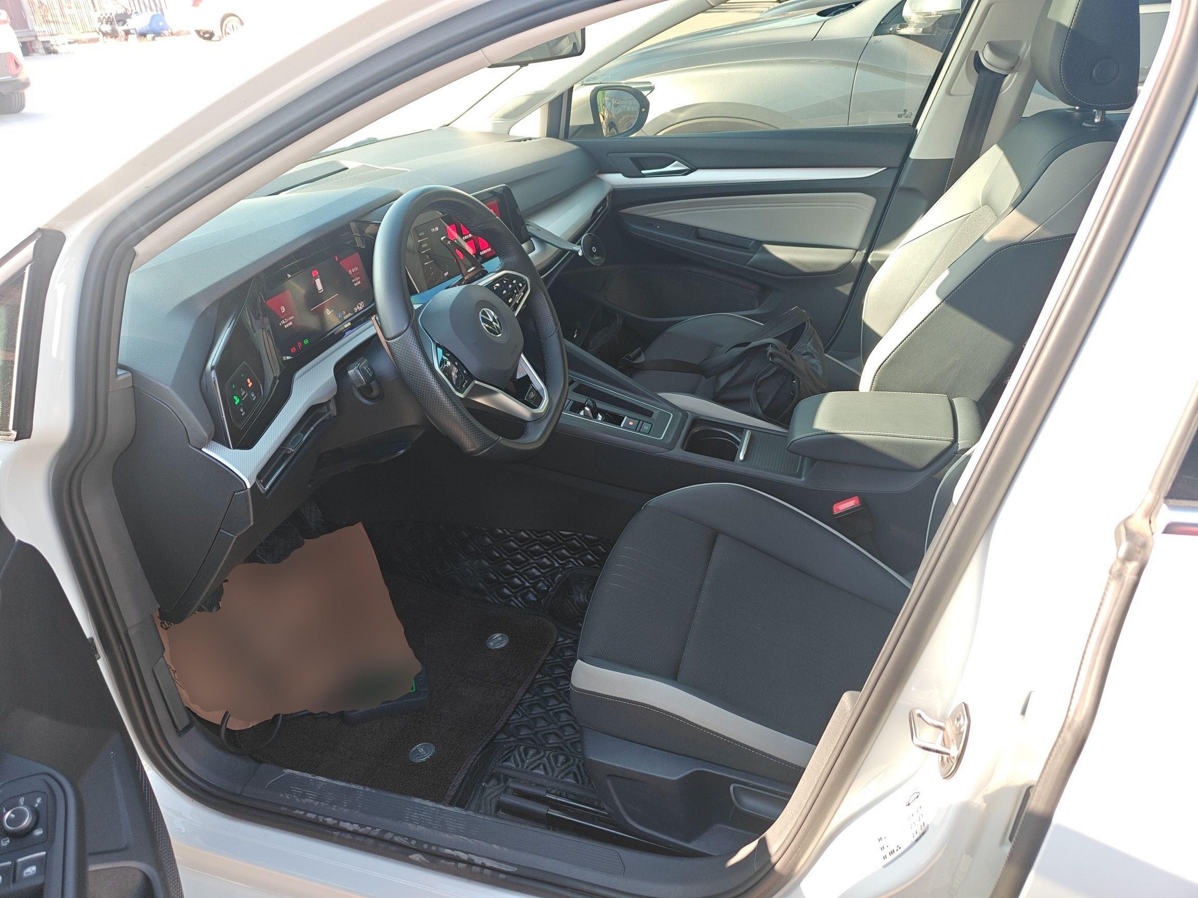 Переднее сиденье в автомобиле