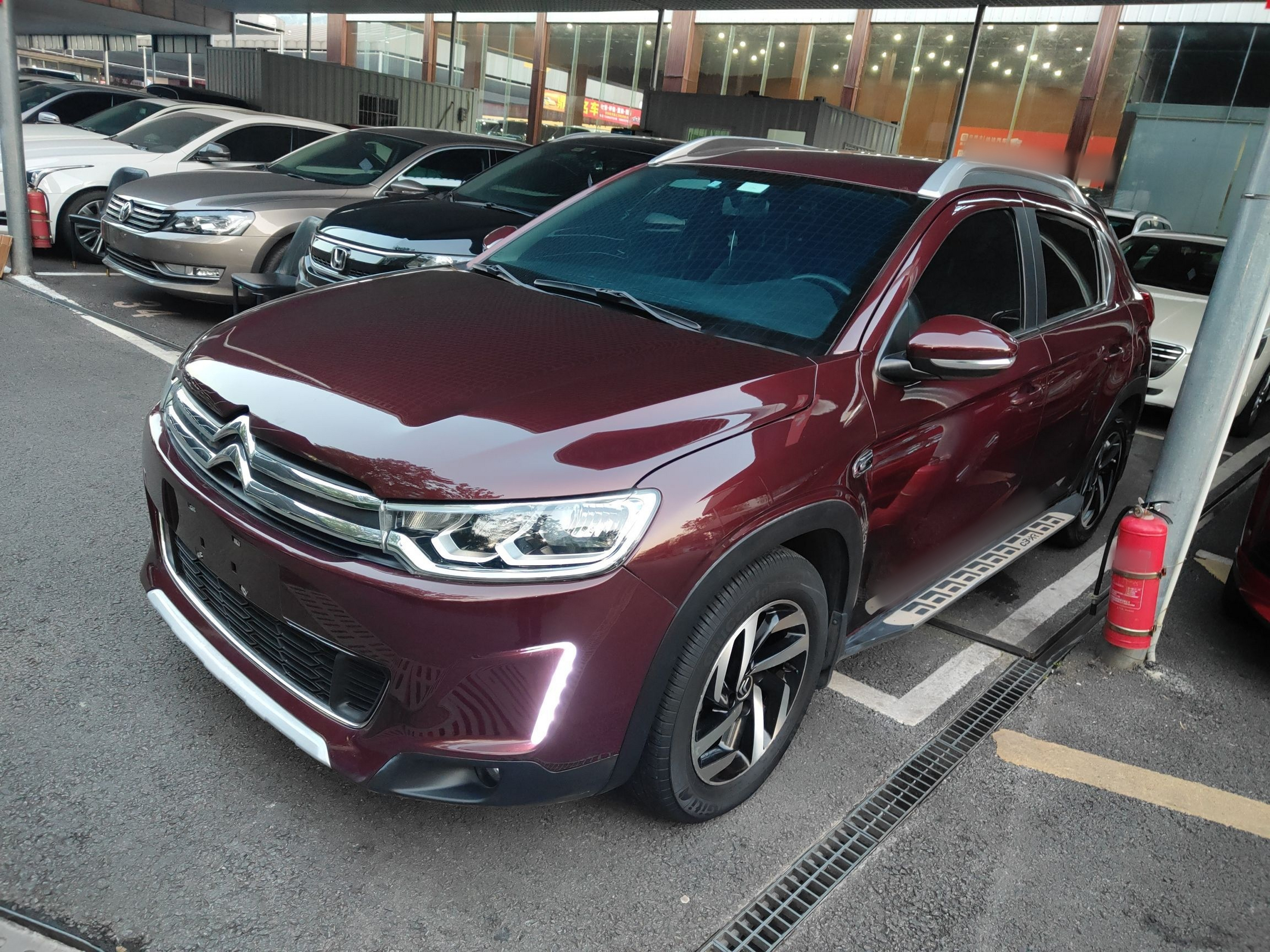 تحت مقدمة السيارة