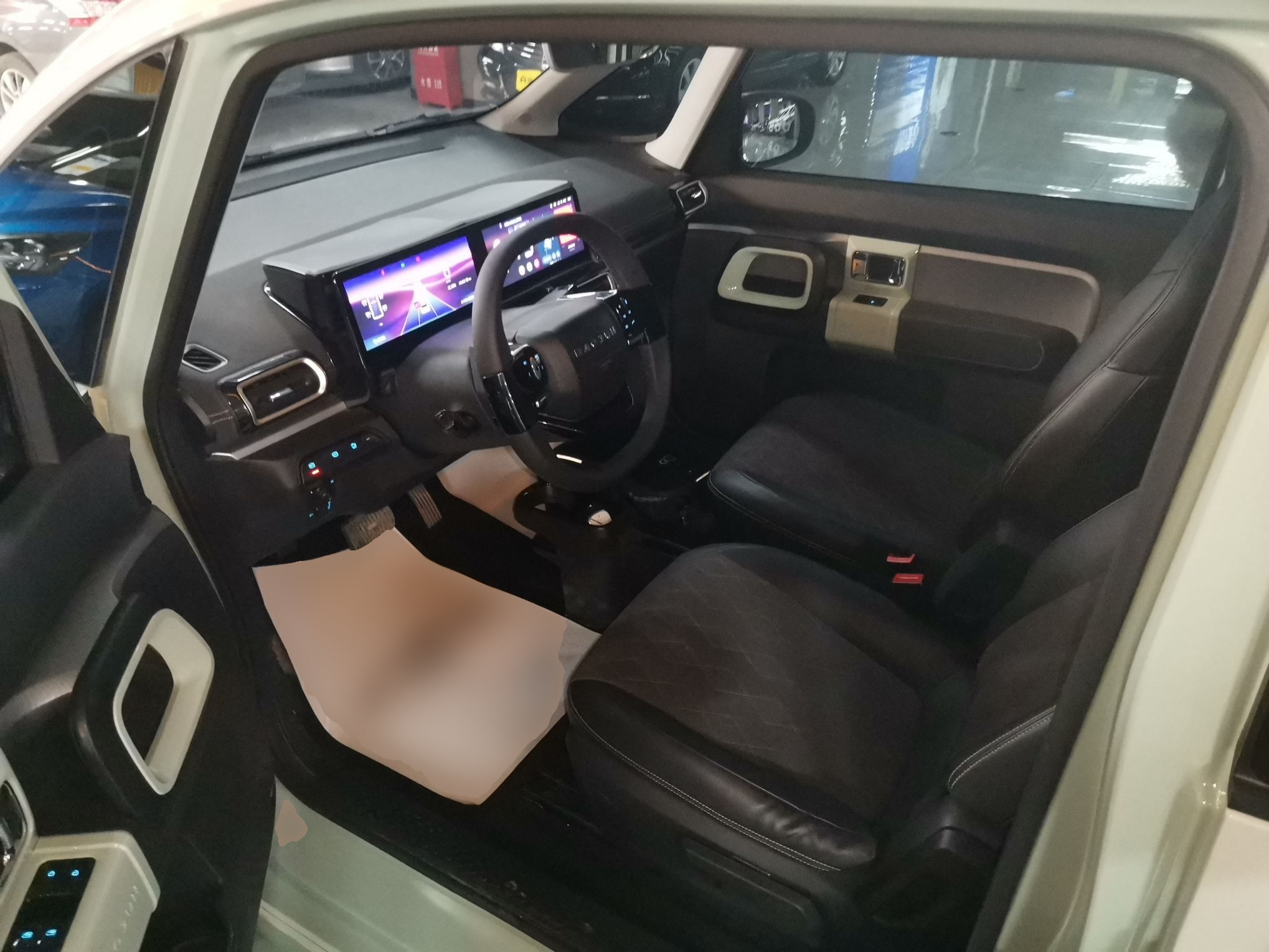 المقاعد الأمامية داخل السيارة