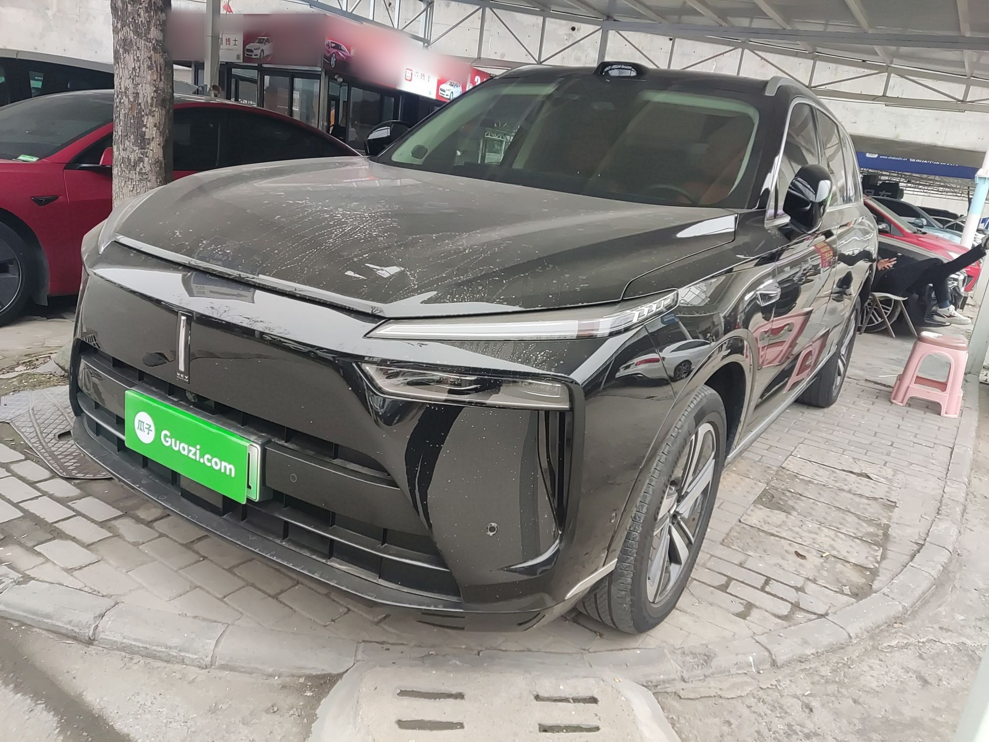 Под передней частью автомобиля