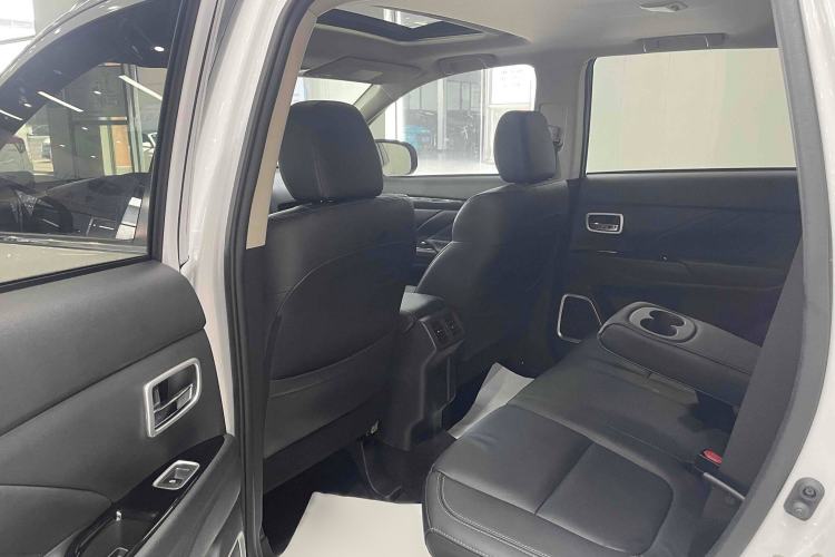 Used Mitsubishi Outlander 2019 2.4L 4x4 Zhi Xiang Edition 5 Seats China VI Standard
