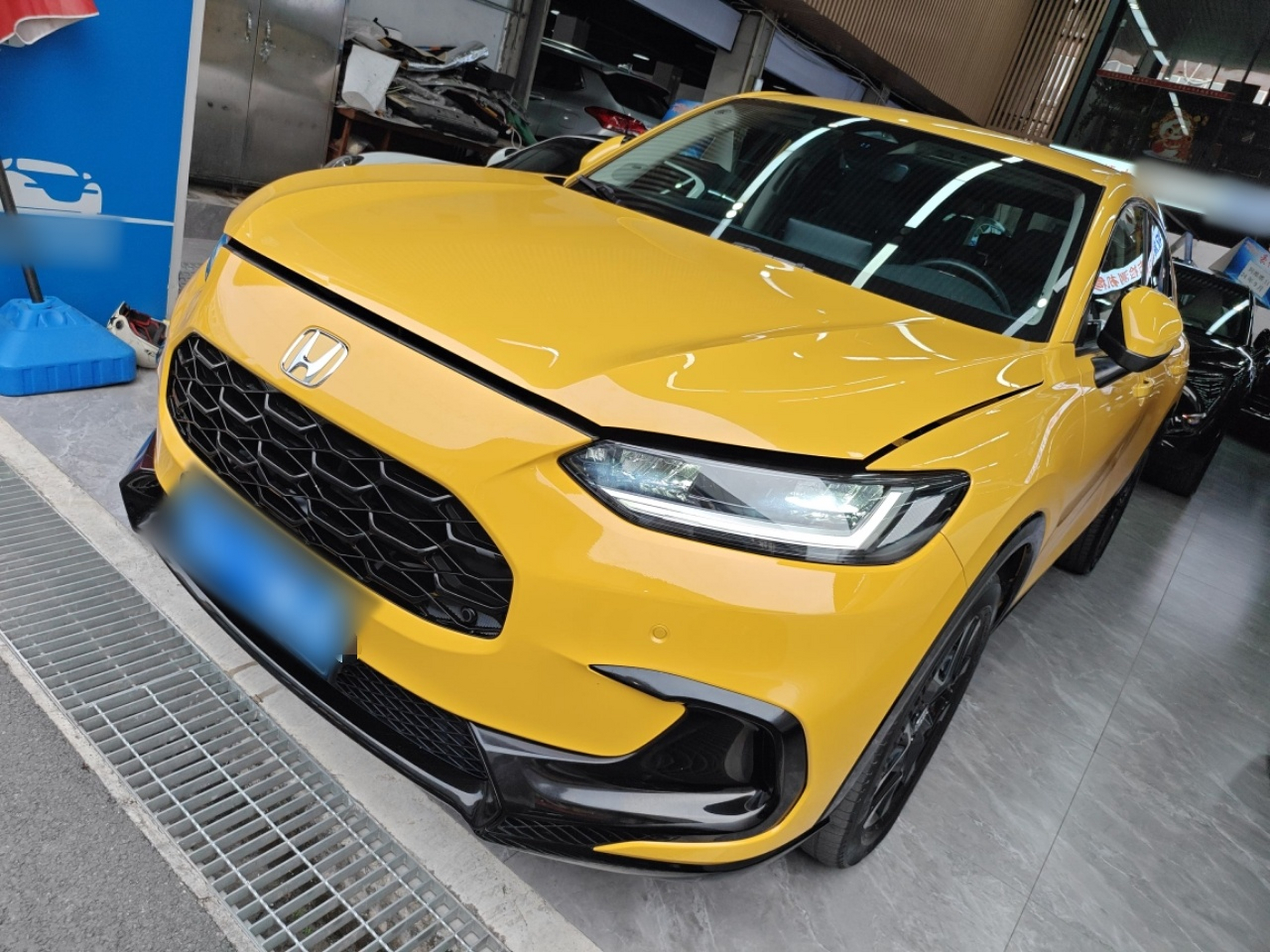 تحت مقدمة السيارة