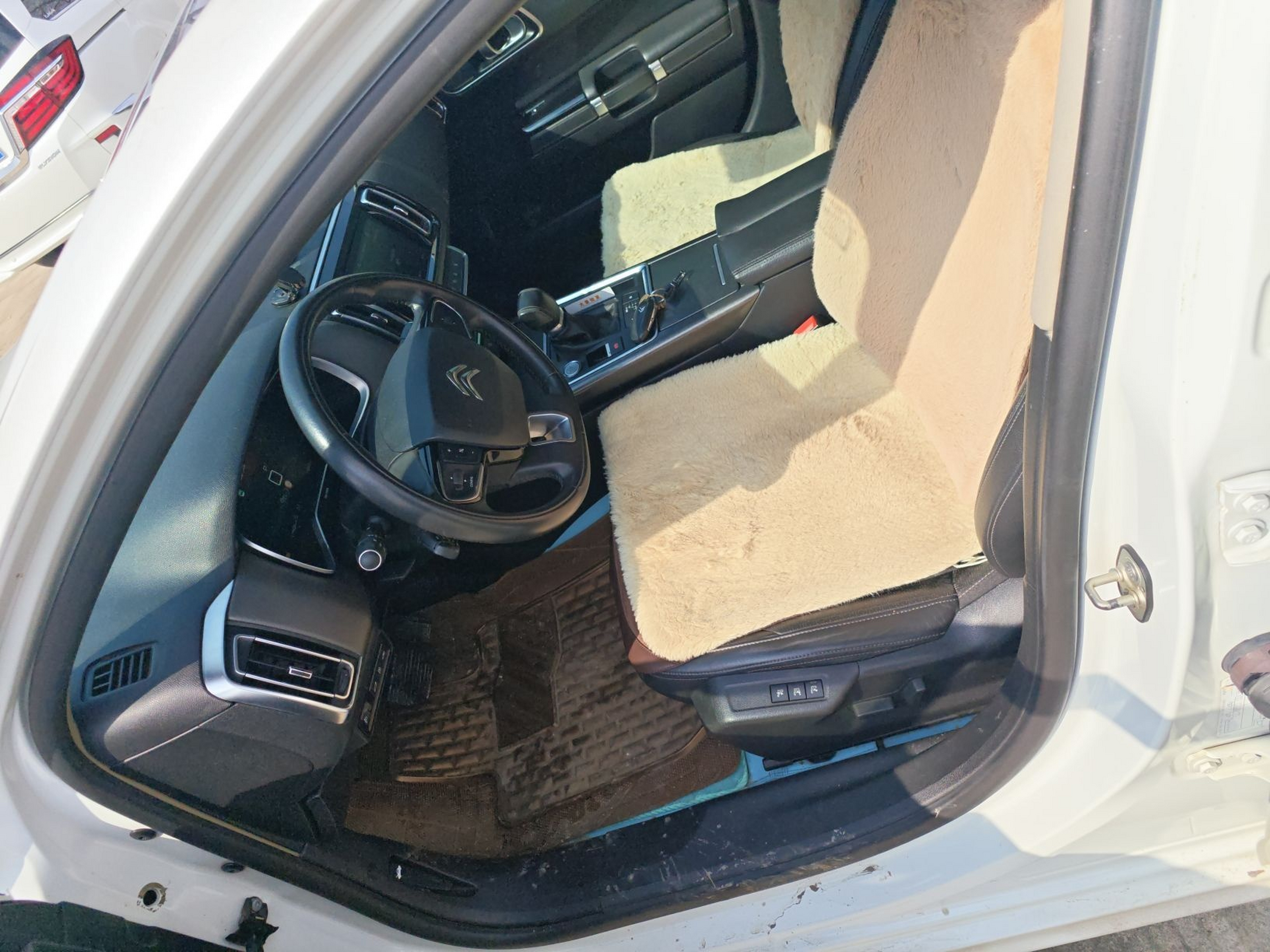 المقاعد الأمامية داخل السيارة