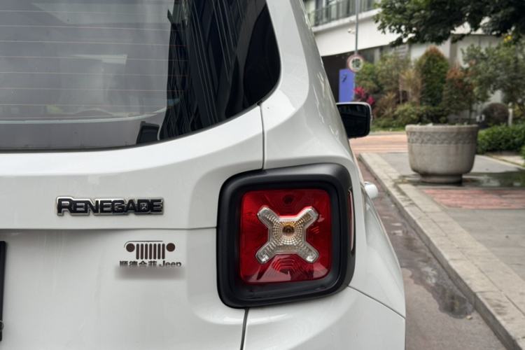 Used  Renegade 2019 220T Automatic Leading Edition