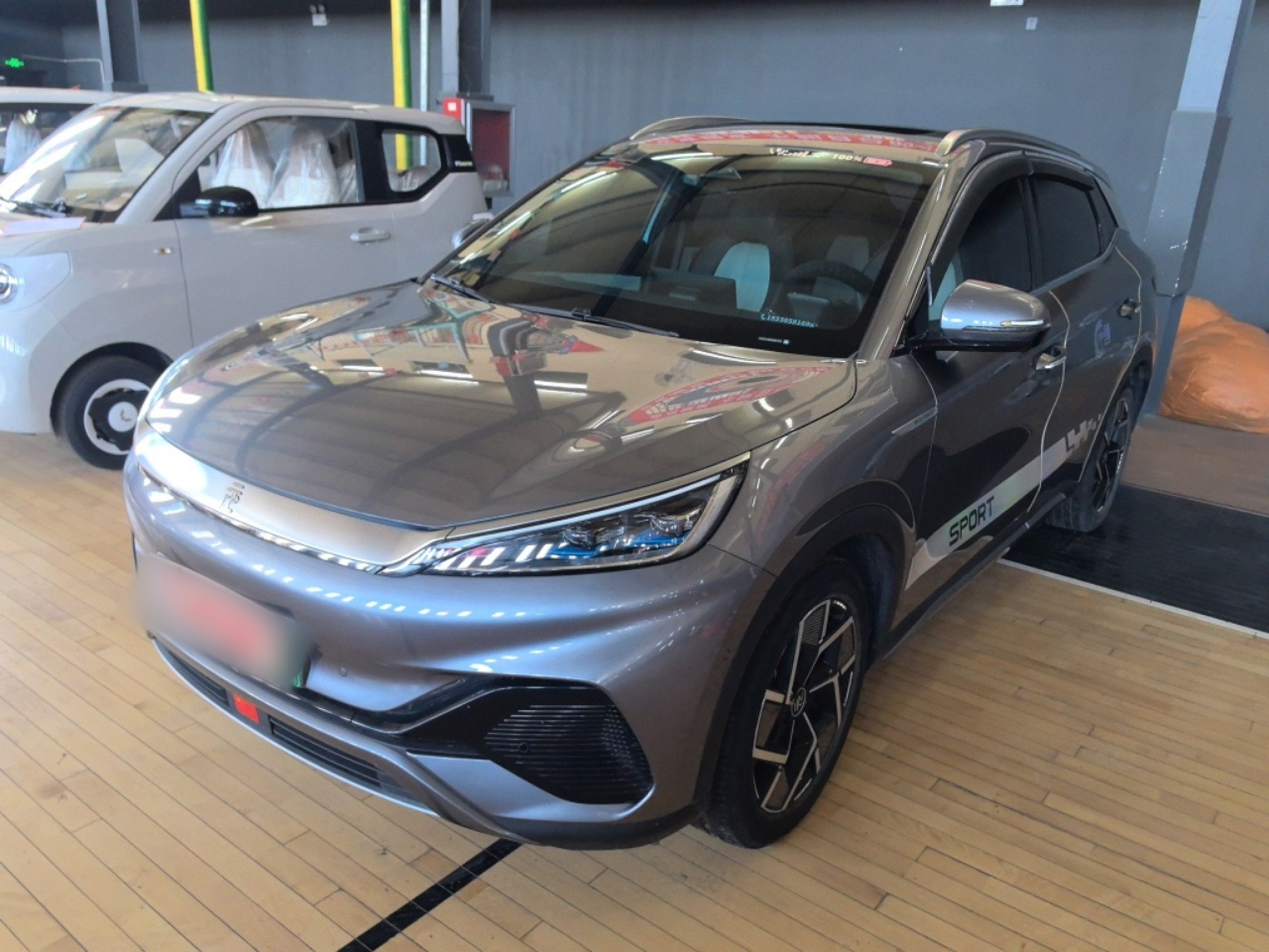 تحت مقدمة السيارة