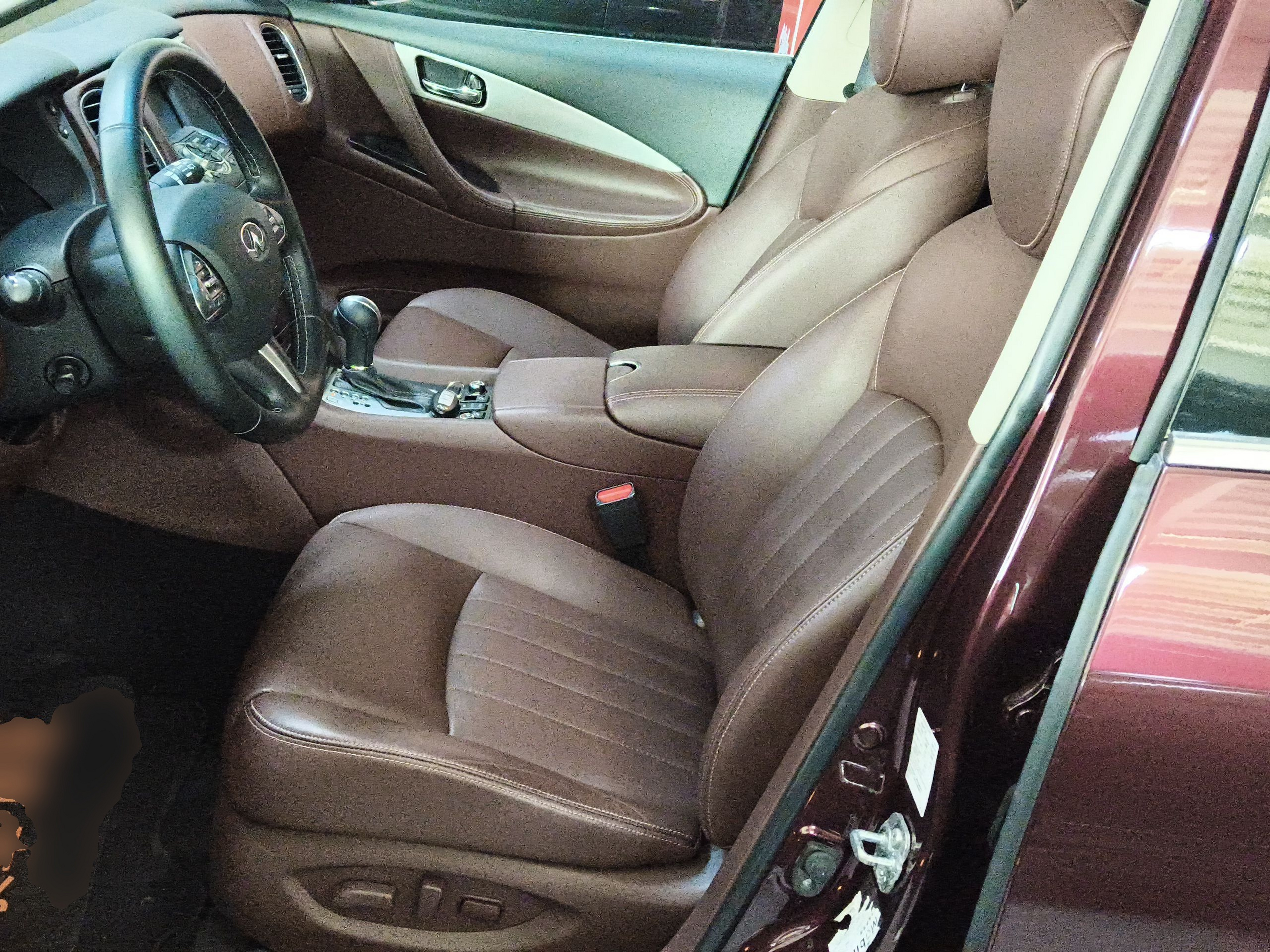 المقاعد الأمامية داخل السيارة