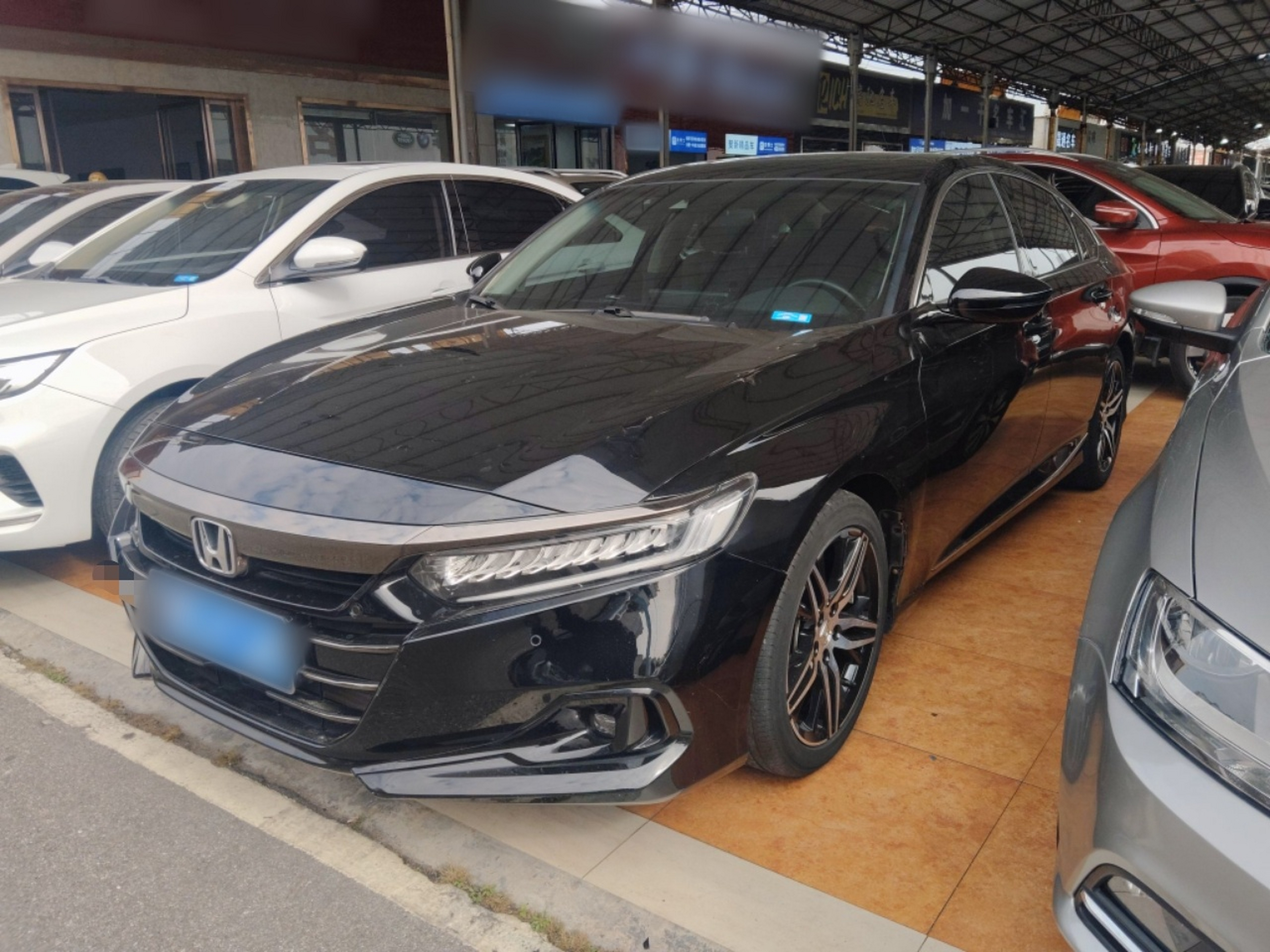 Под передней частью автомобиля