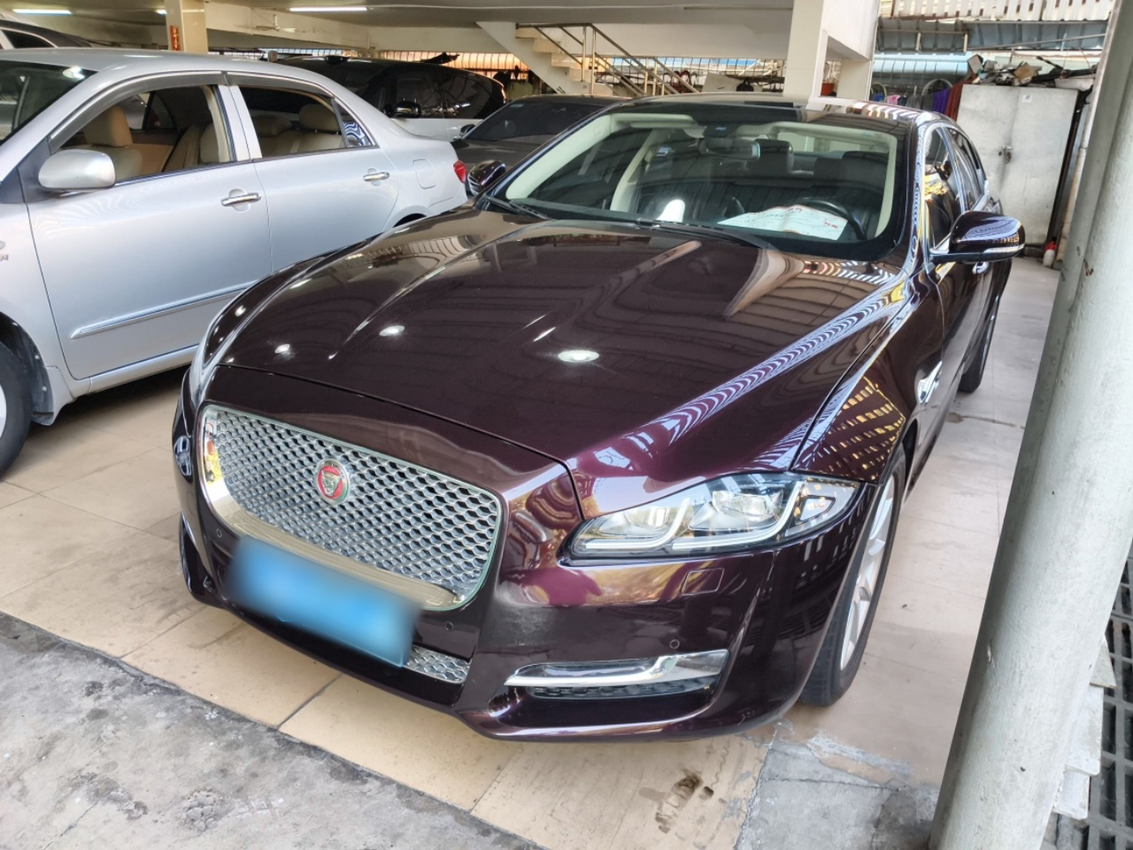 تحت مقدمة السيارة