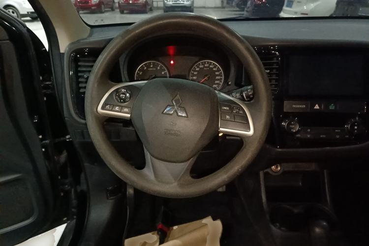 Used Mitsubishi Outlander 2016 2.0L Two-Wheel Drive Fashion Edition 5 Seats