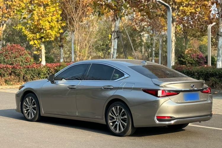 Used Lexus ES 2020 300h Deluxe Edition