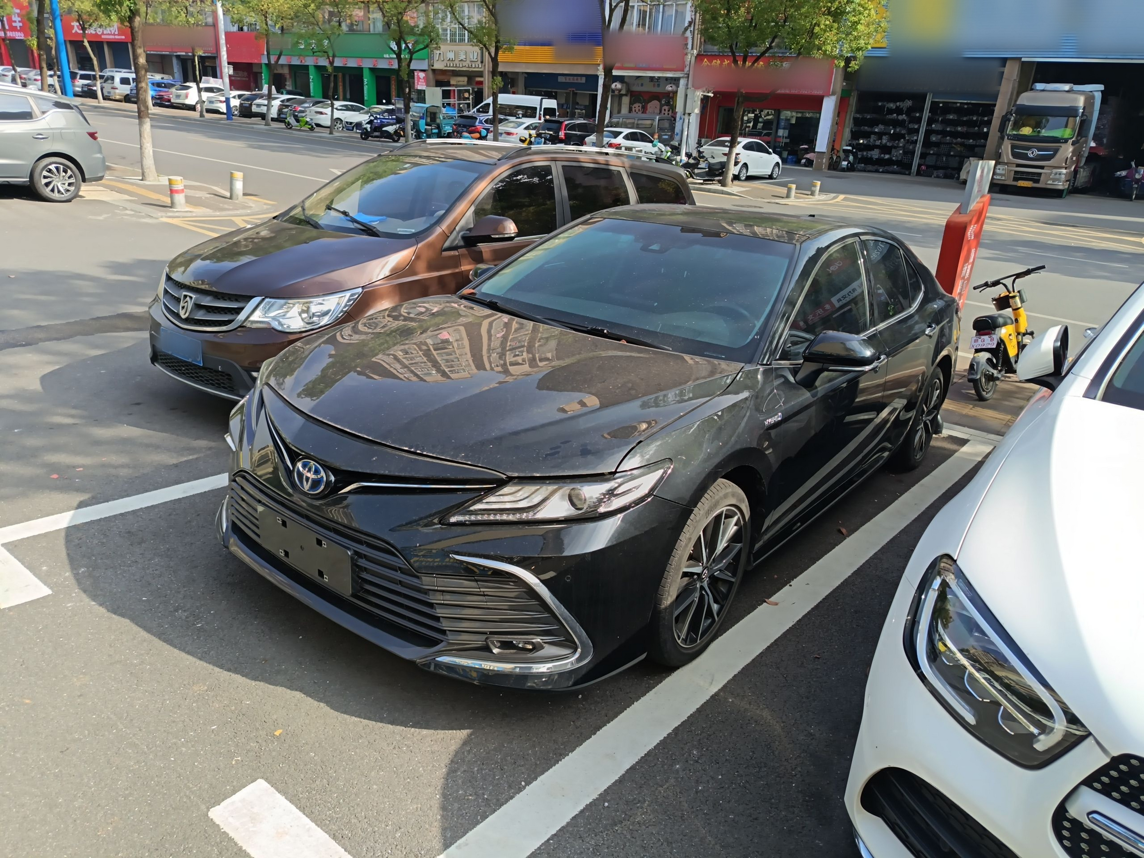 تحت مقدمة السيارة