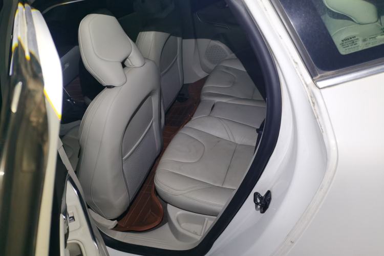 Used Volvo V40 2013 2.0T Zhiya Edition
