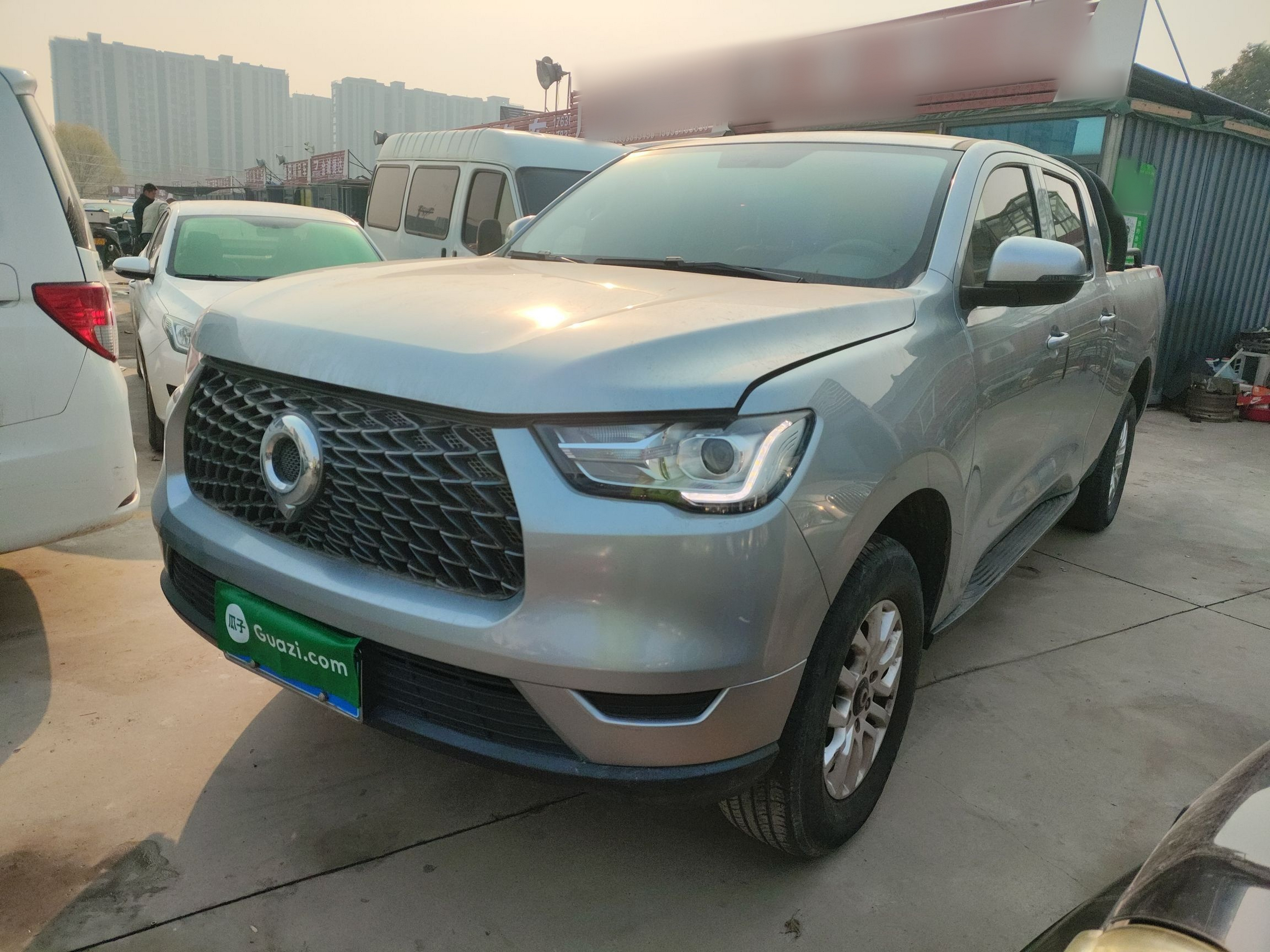 Под передней частью автомобиля