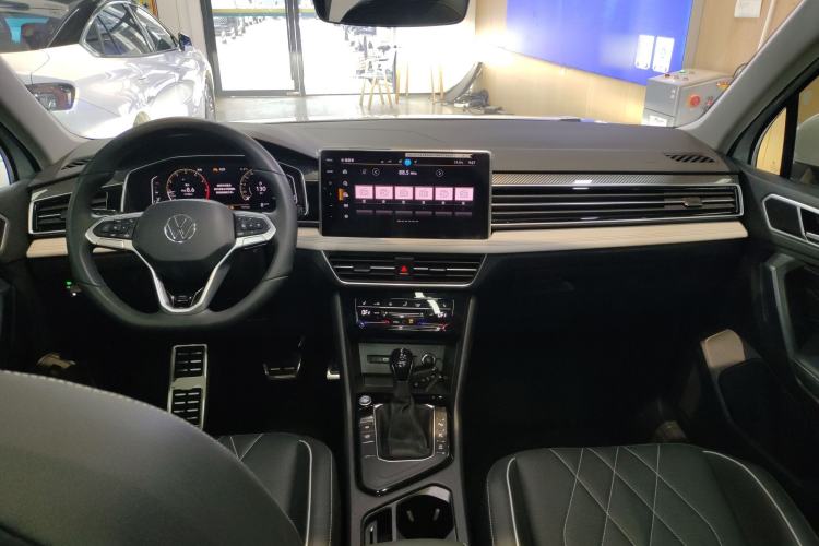 Used Volkswagen Tiguan L 2024 Outstanding Model 330TSI Automatic Two-Wheel Drive R-Line Dragon Glory Edition
