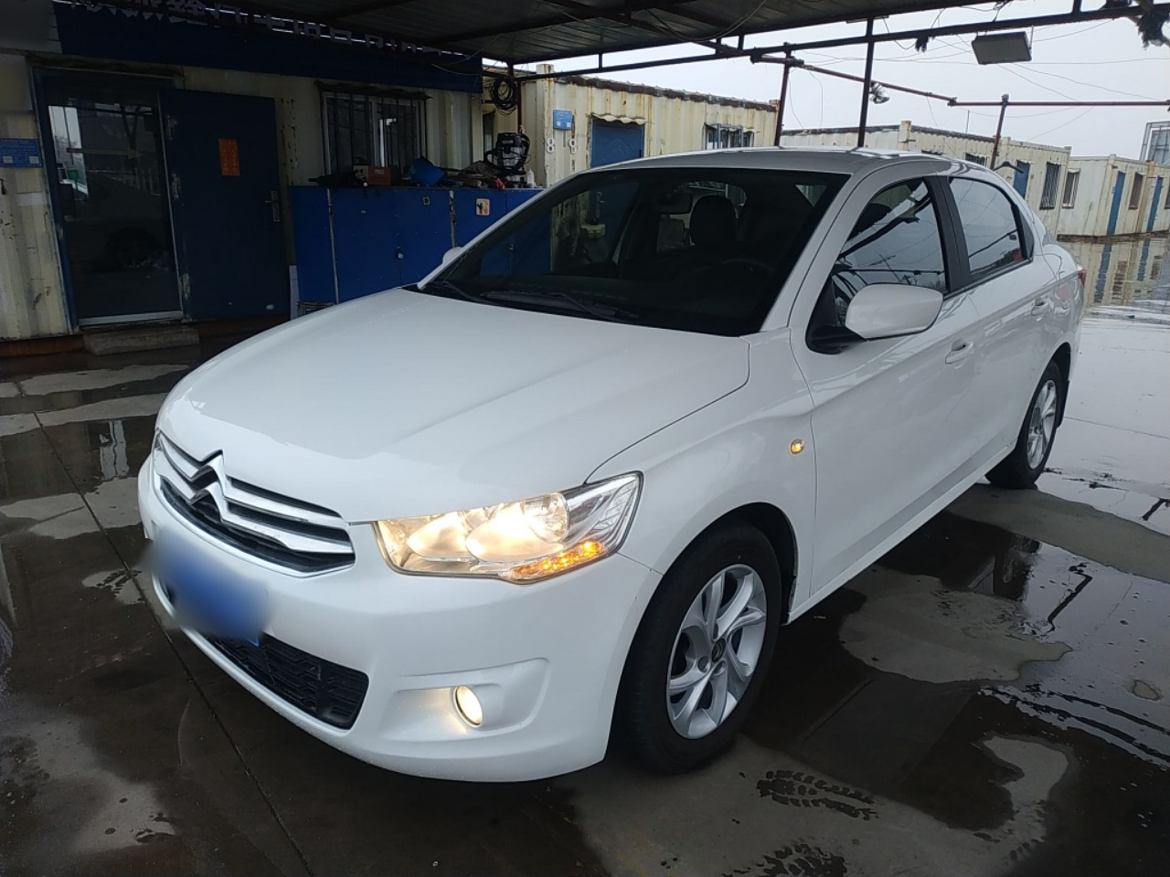 تحت مقدمة السيارة