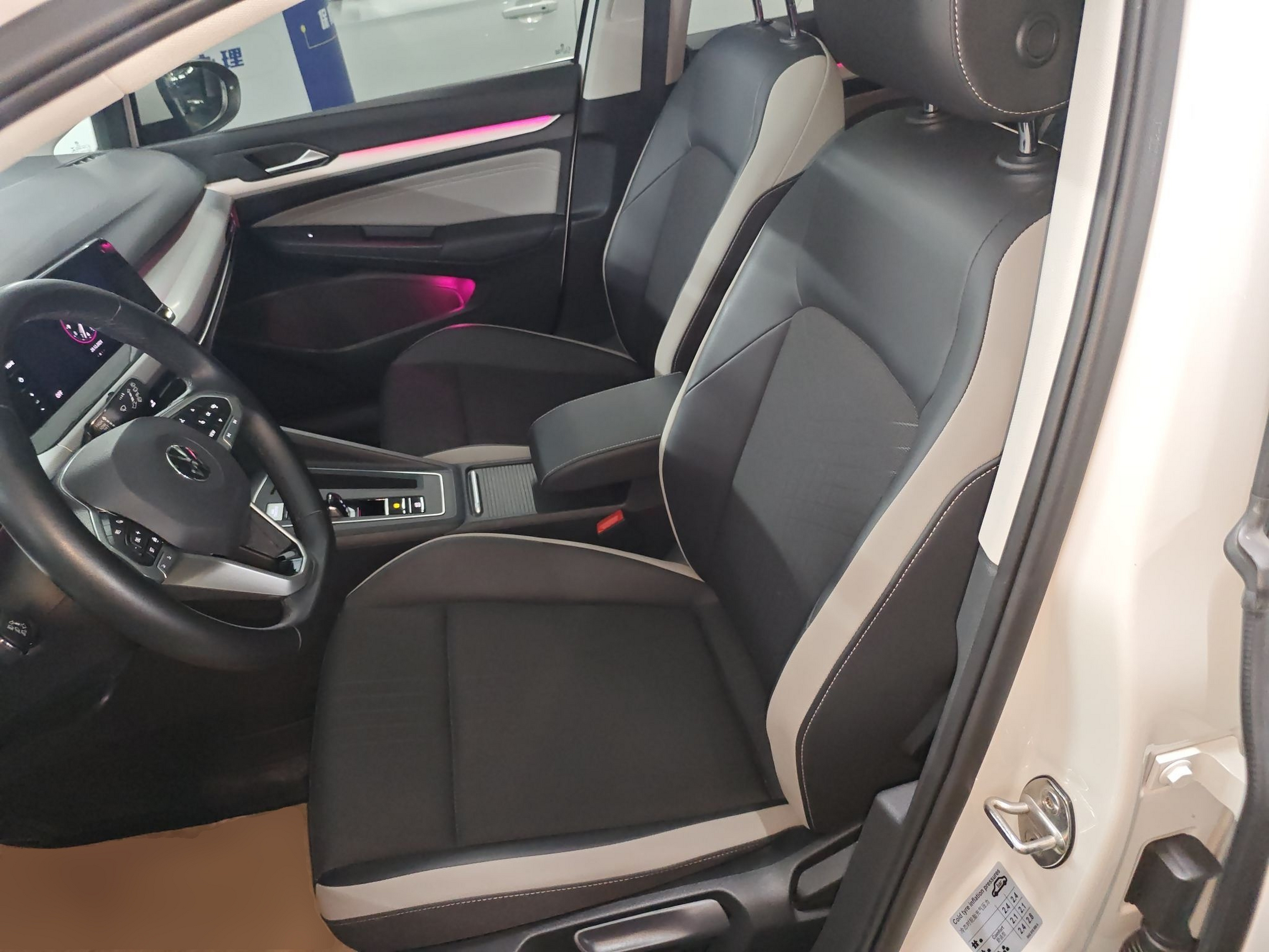 المقاعد الأمامية داخل السيارة