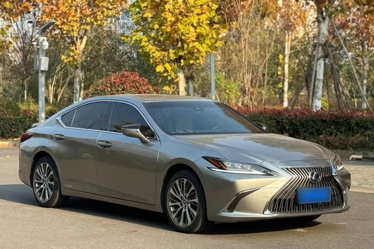 Used Lexus ES 2020 300h Deluxe Edition