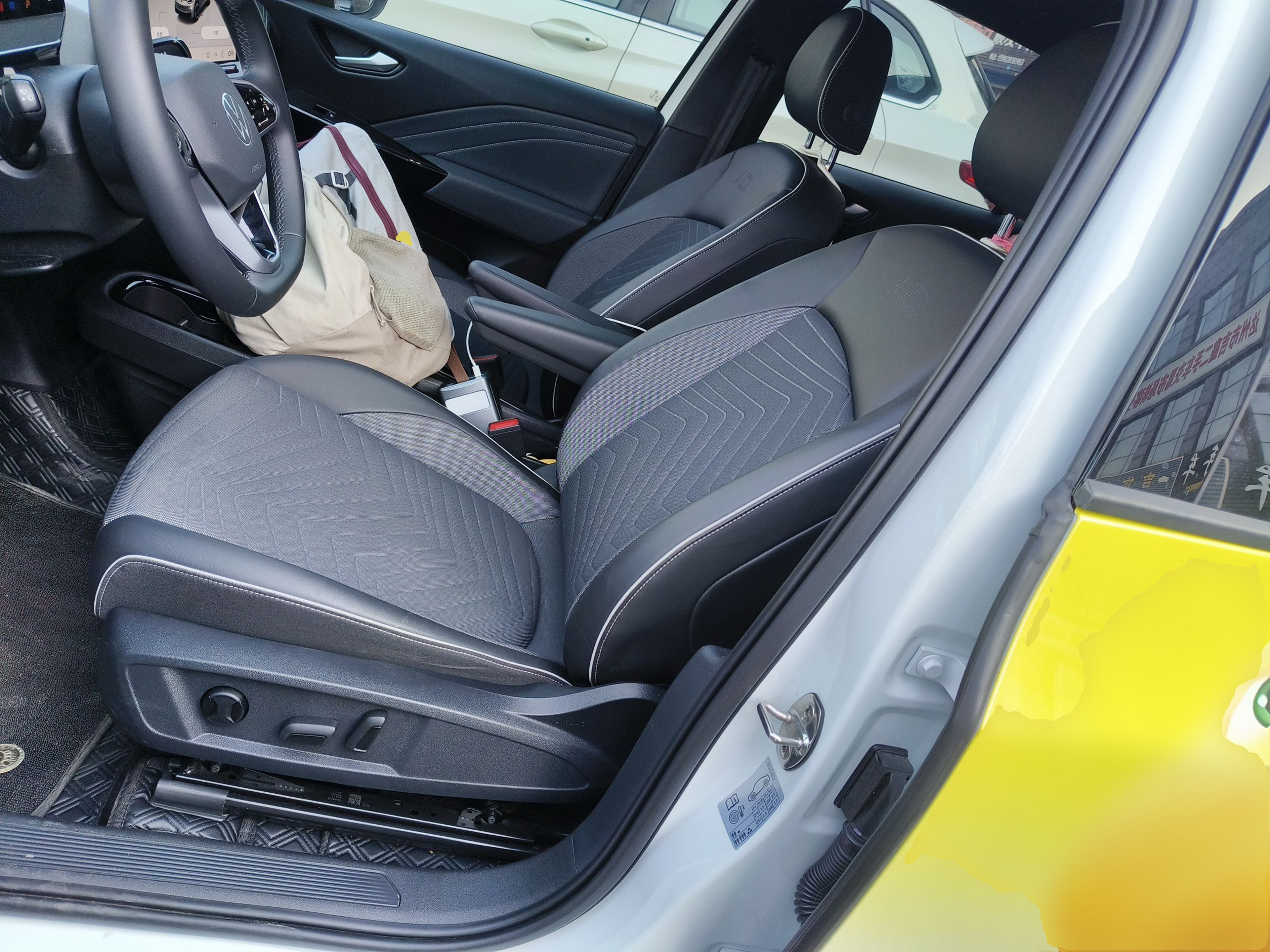 المقاعد الأمامية داخل السيارة