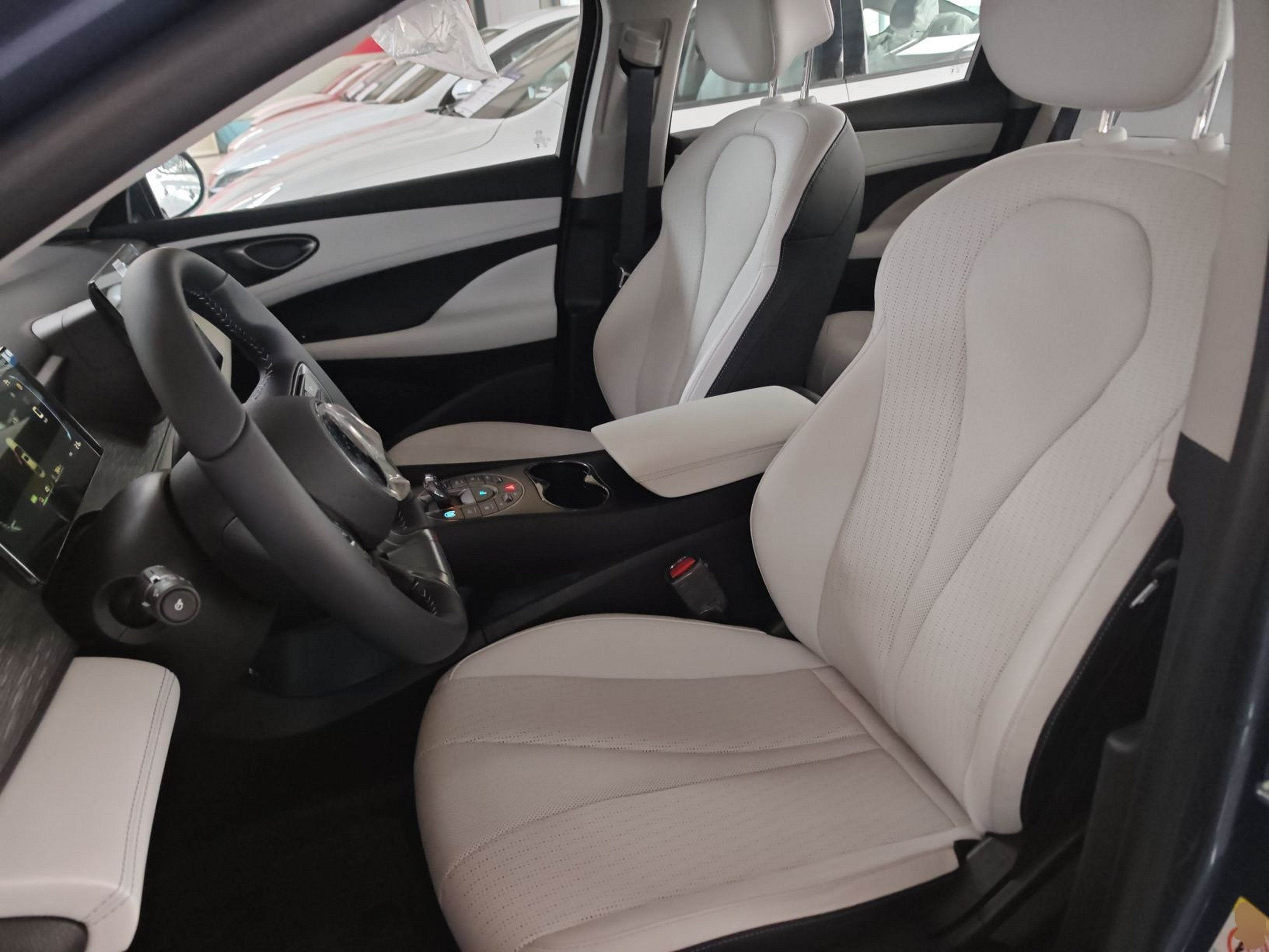 المقاعد الأمامية داخل السيارة