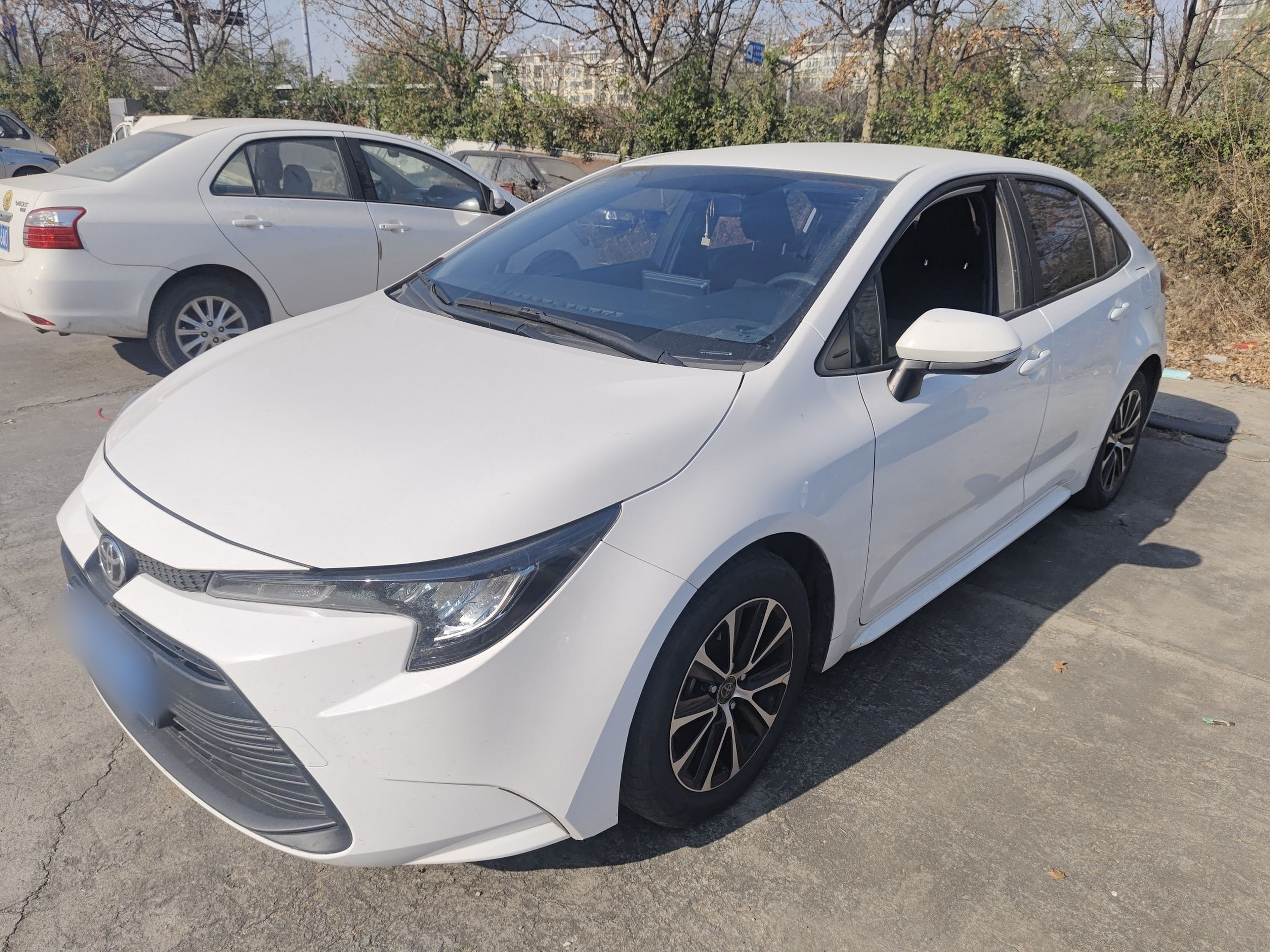 Под передней частью автомобиля