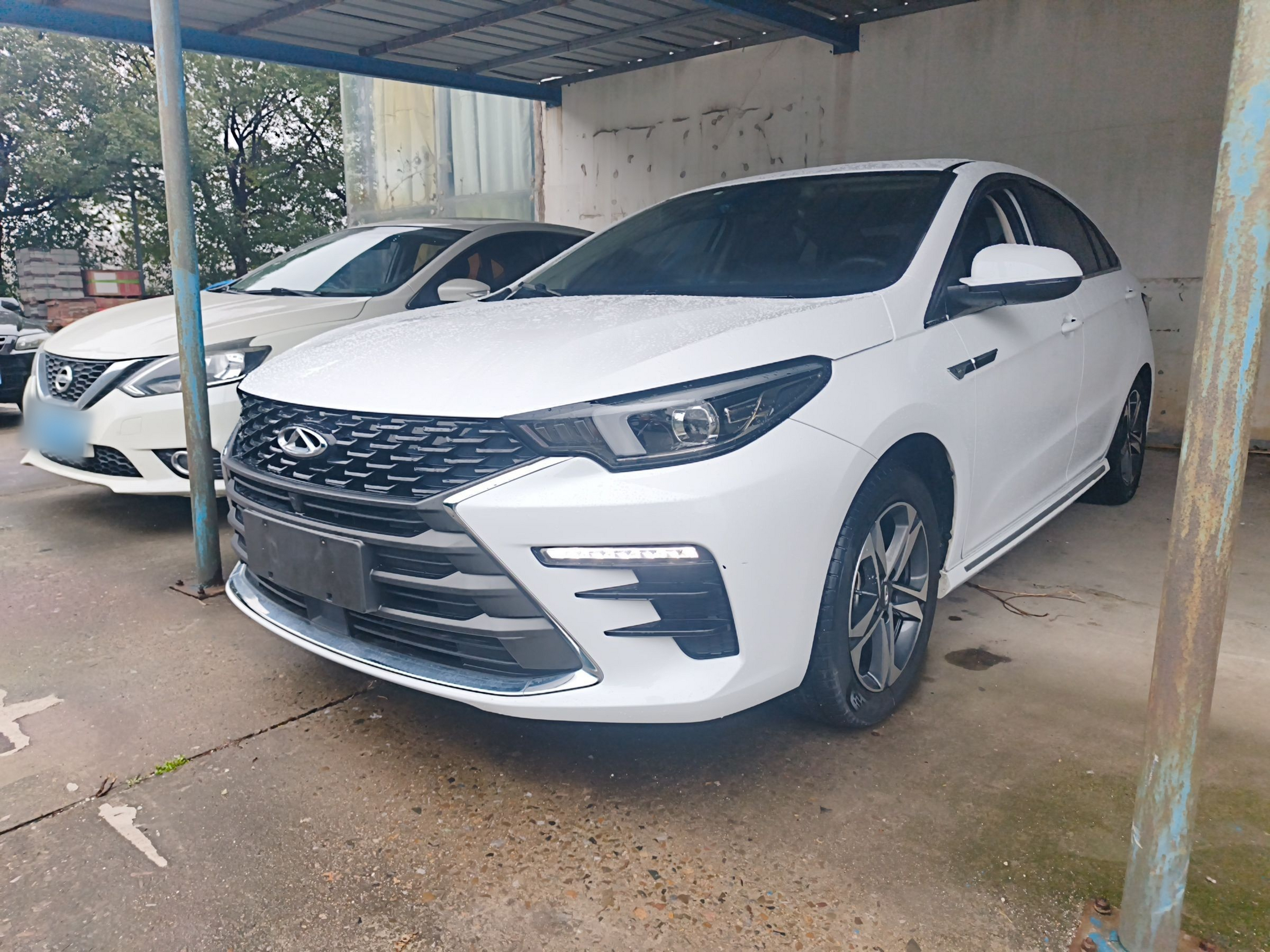 Под передней частью автомобиля