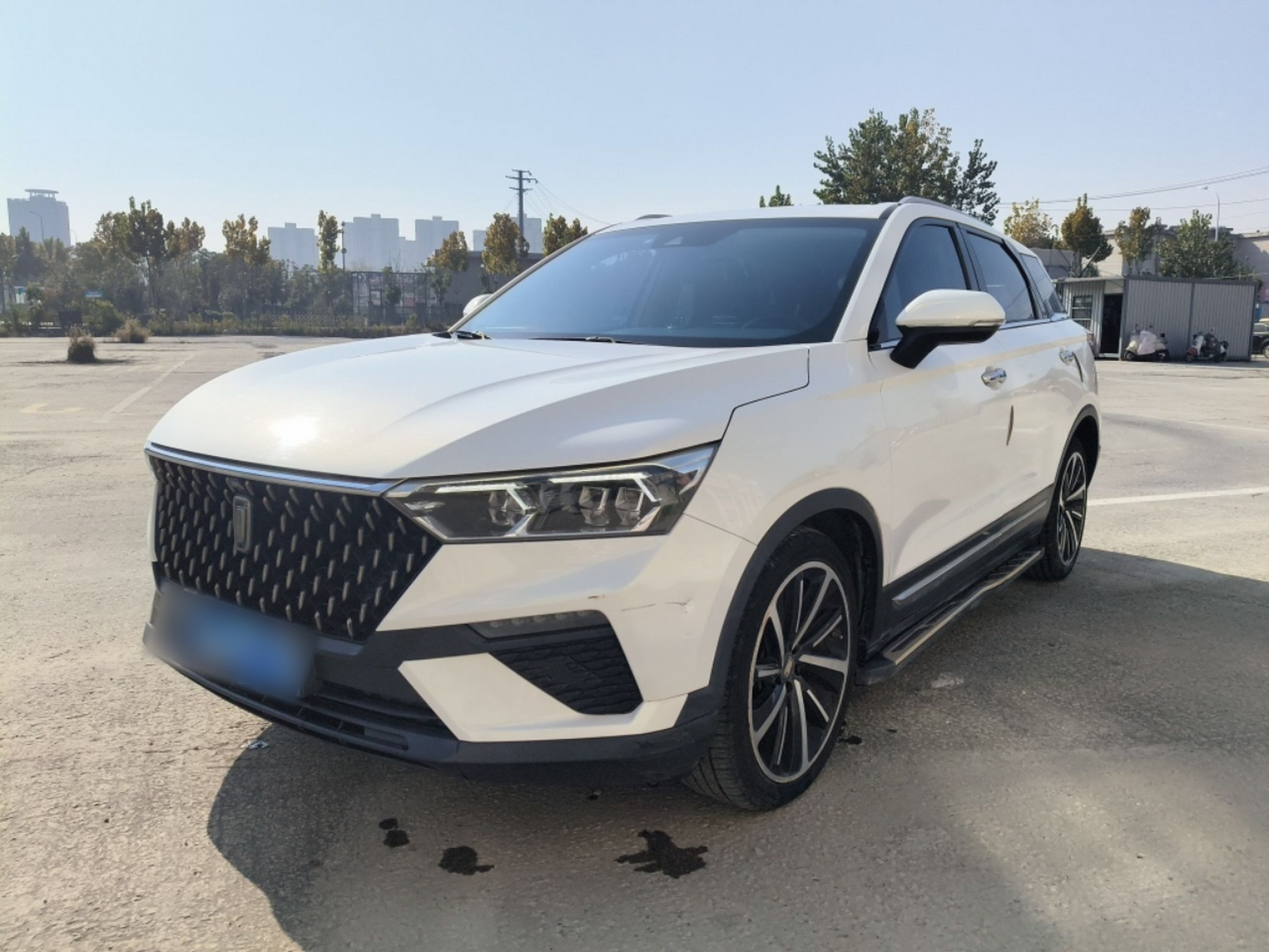 Под передней частью автомобиля