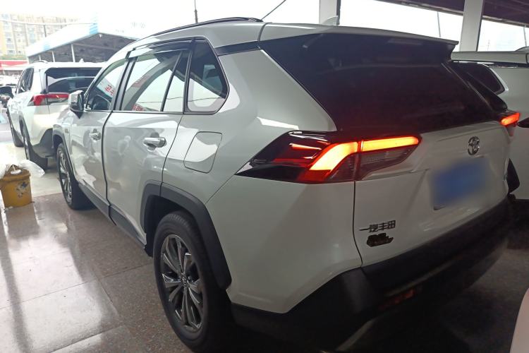 Used Toyota RAV4 2023 2.0L CVT Two-Wheel Drive 20th Anniversary Platinum Edition
