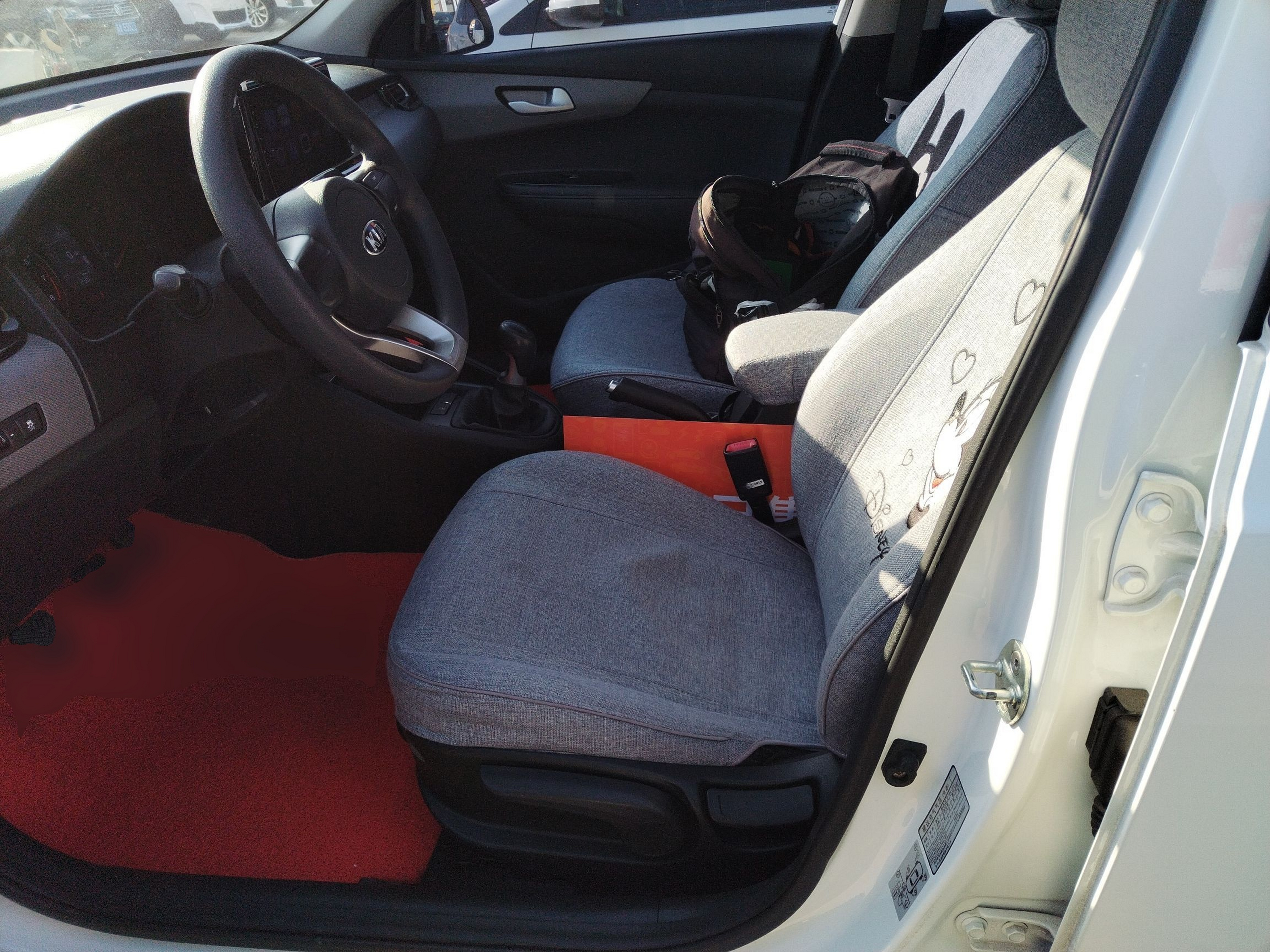 Переднее сиденье в автомобиле