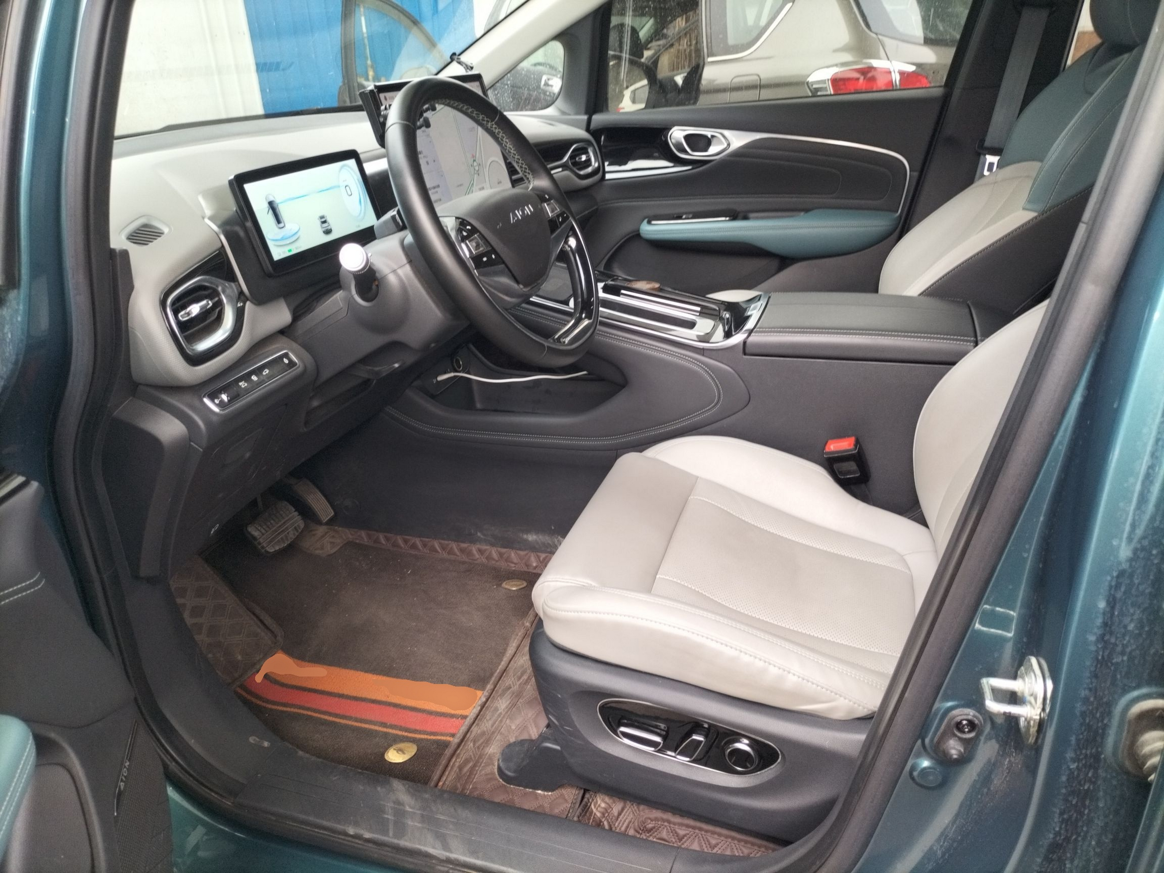 المقاعد الأمامية داخل السيارة