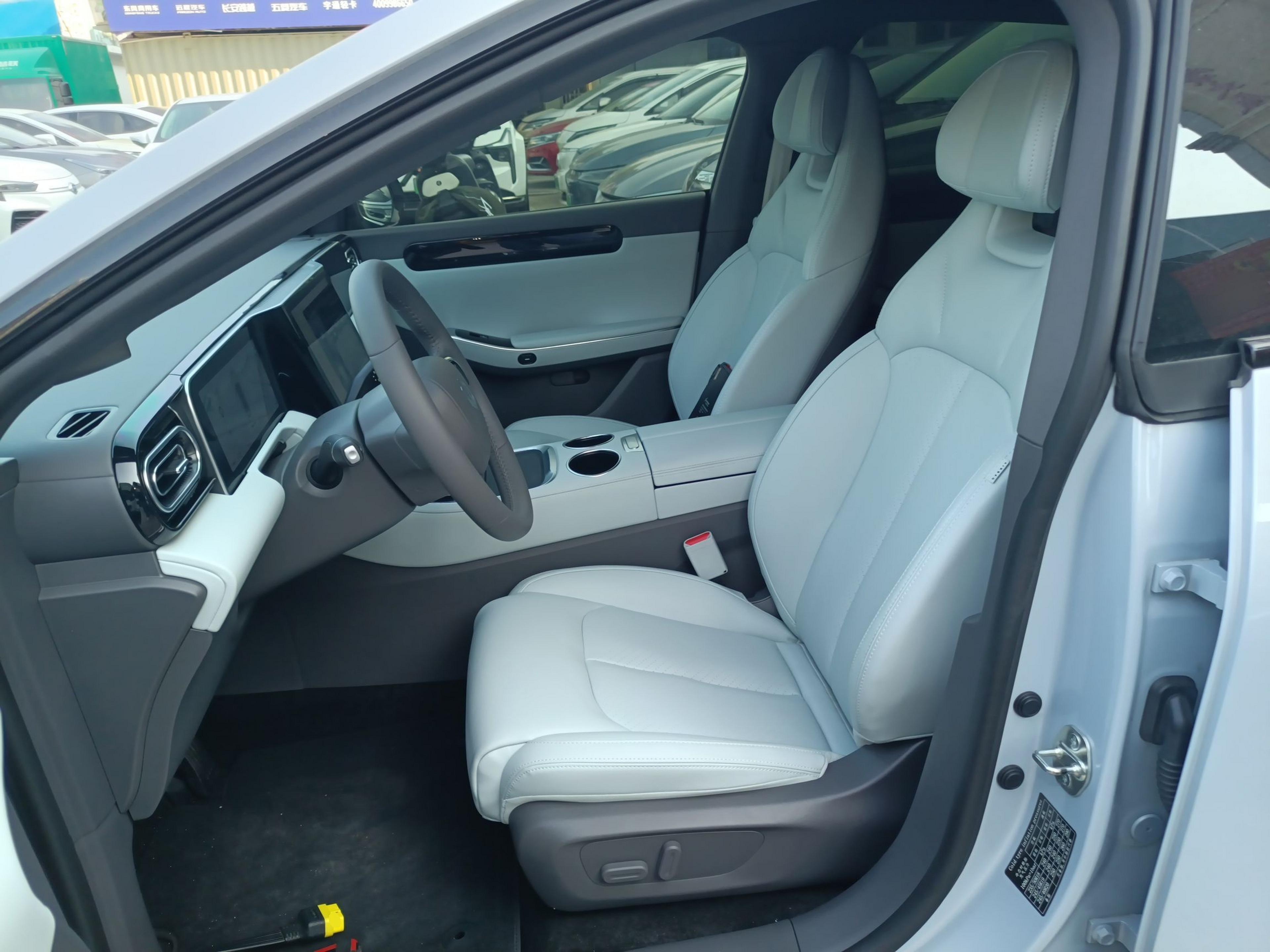 Переднее сиденье в автомобиле