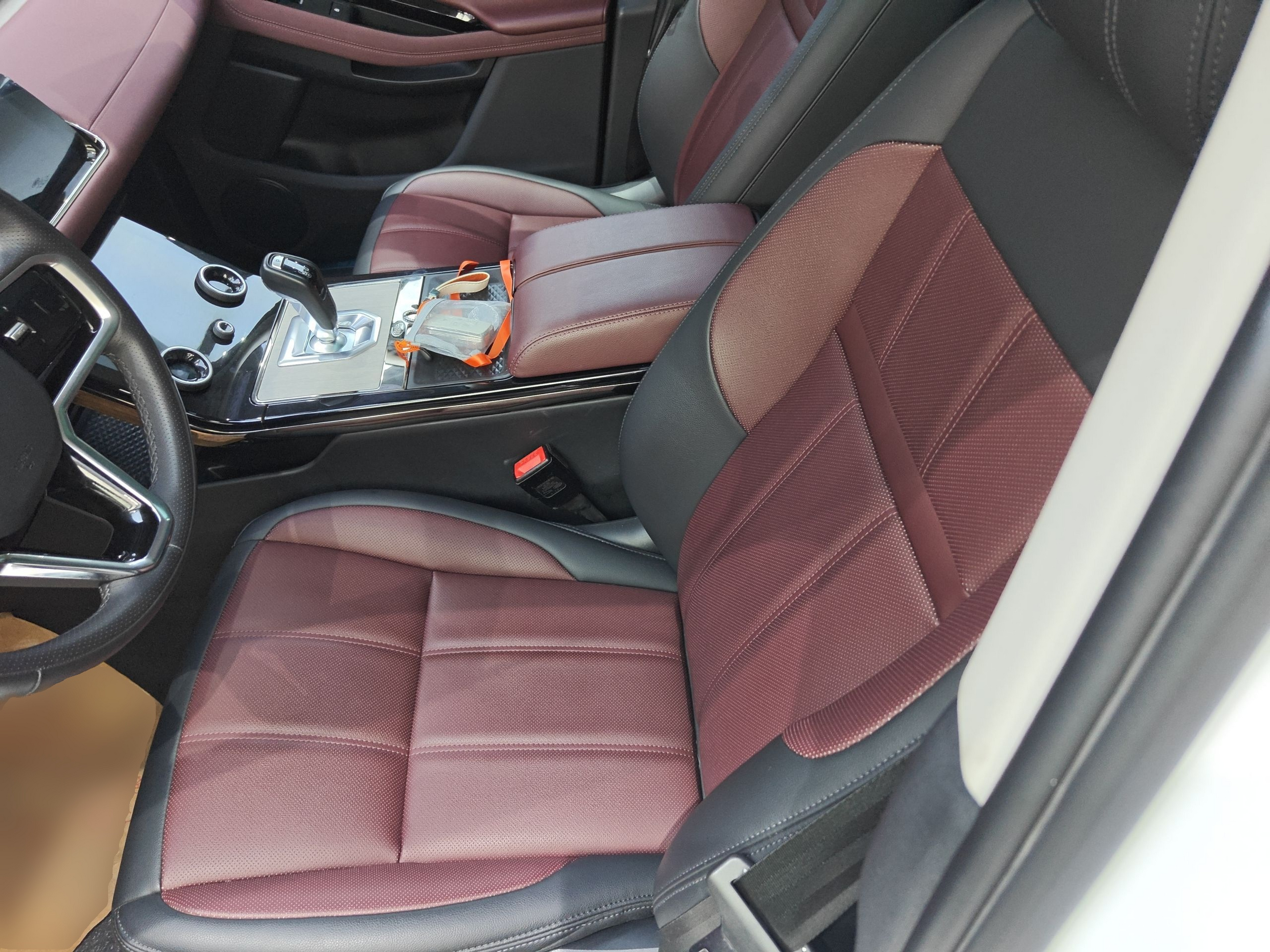 Переднее сиденье в автомобиле