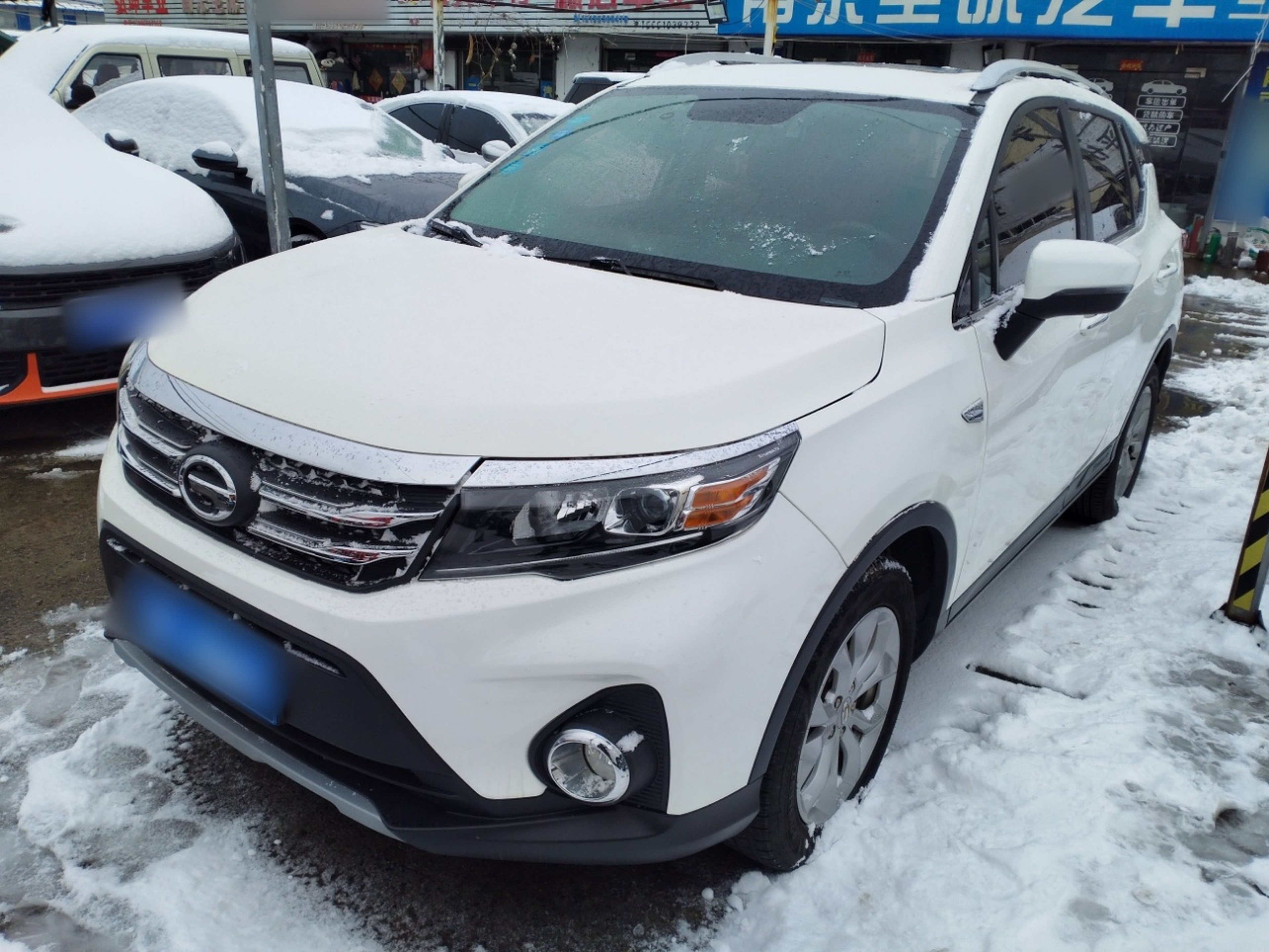 Под передней частью автомобиля