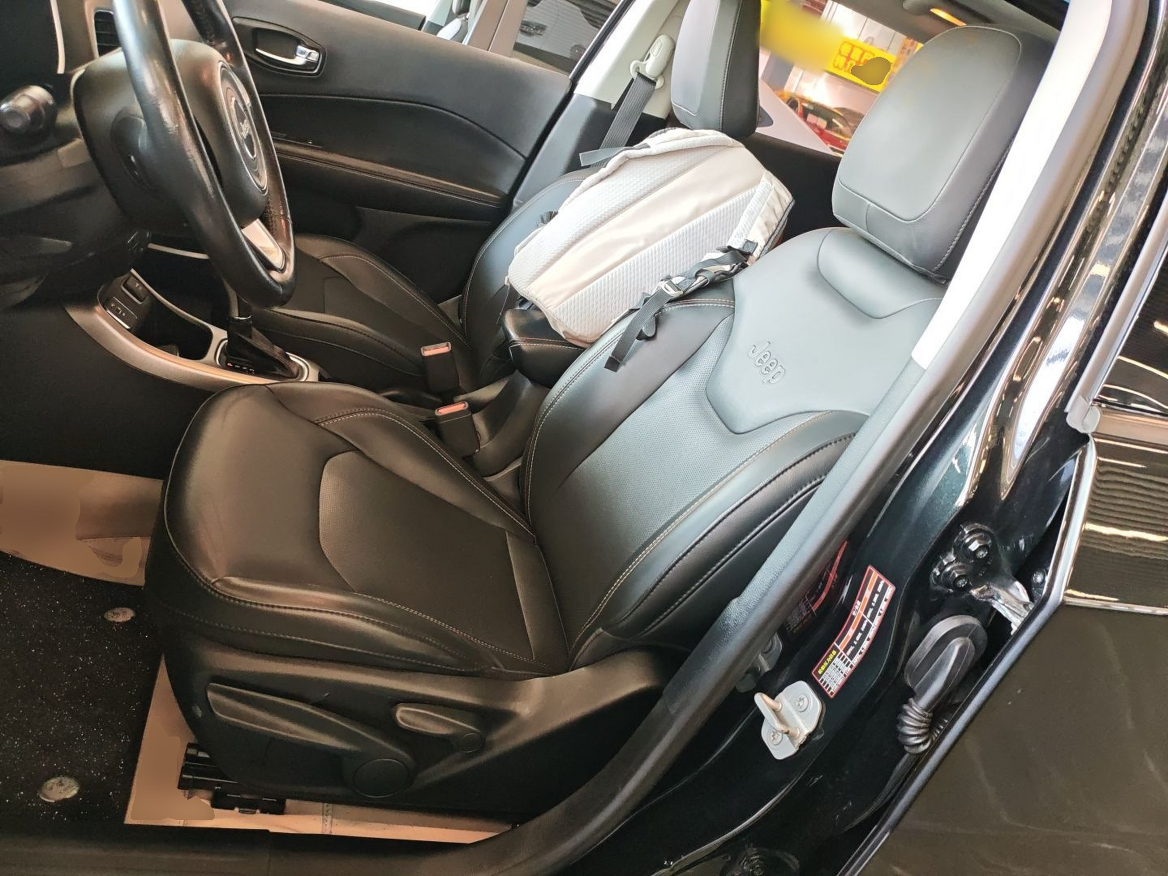 المقاعد الأمامية داخل السيارة