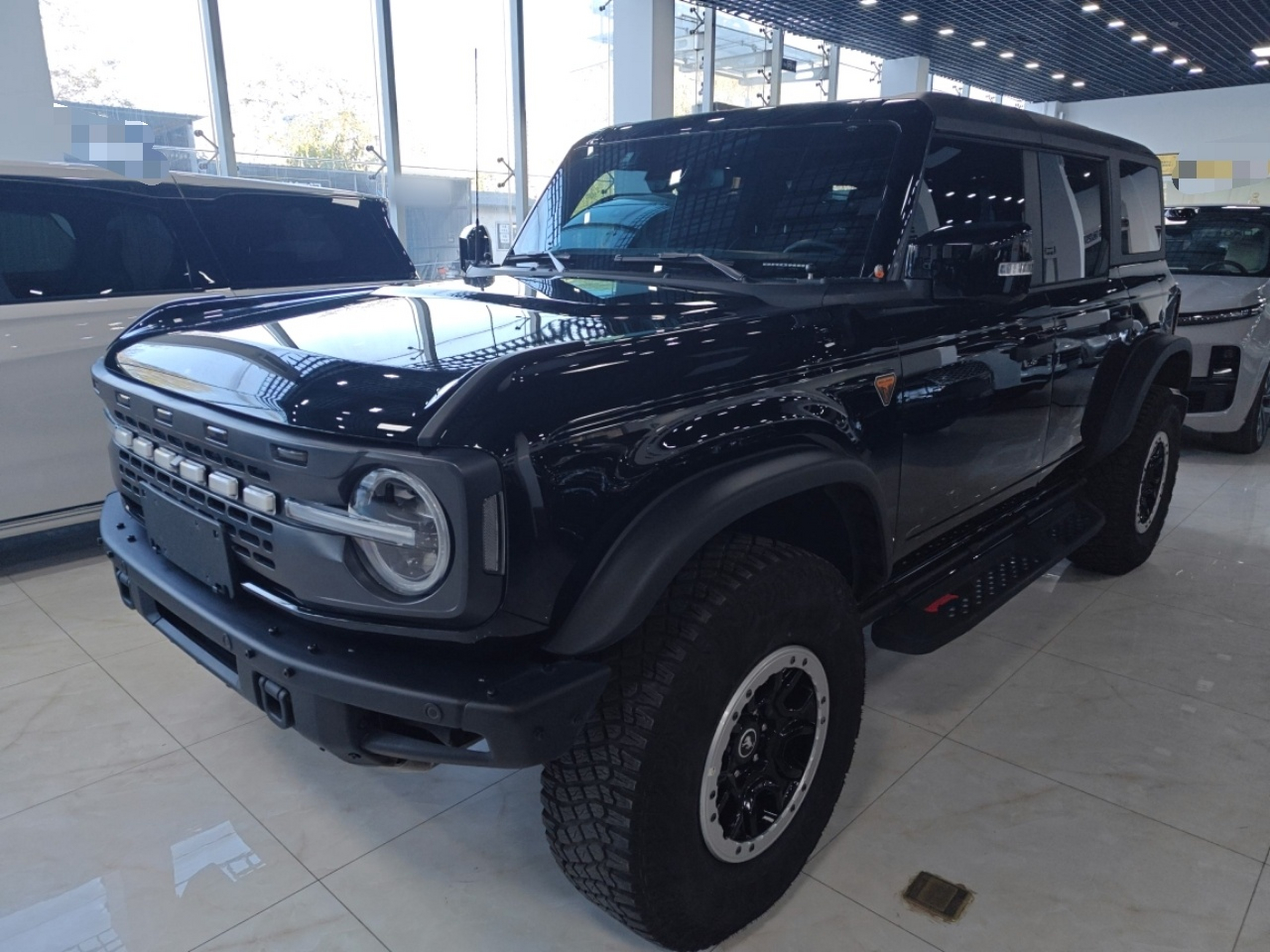 Под передней частью автомобиля