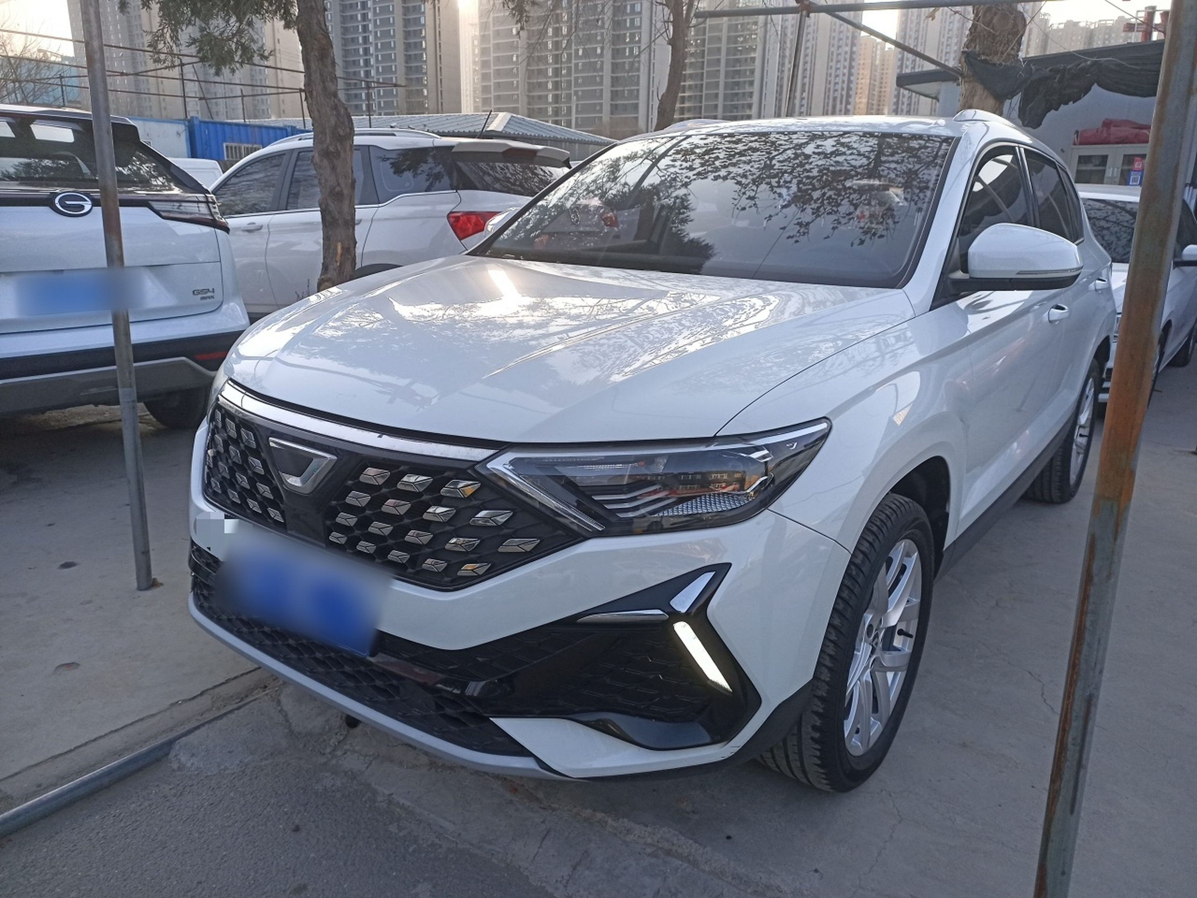 Под передней частью автомобиля