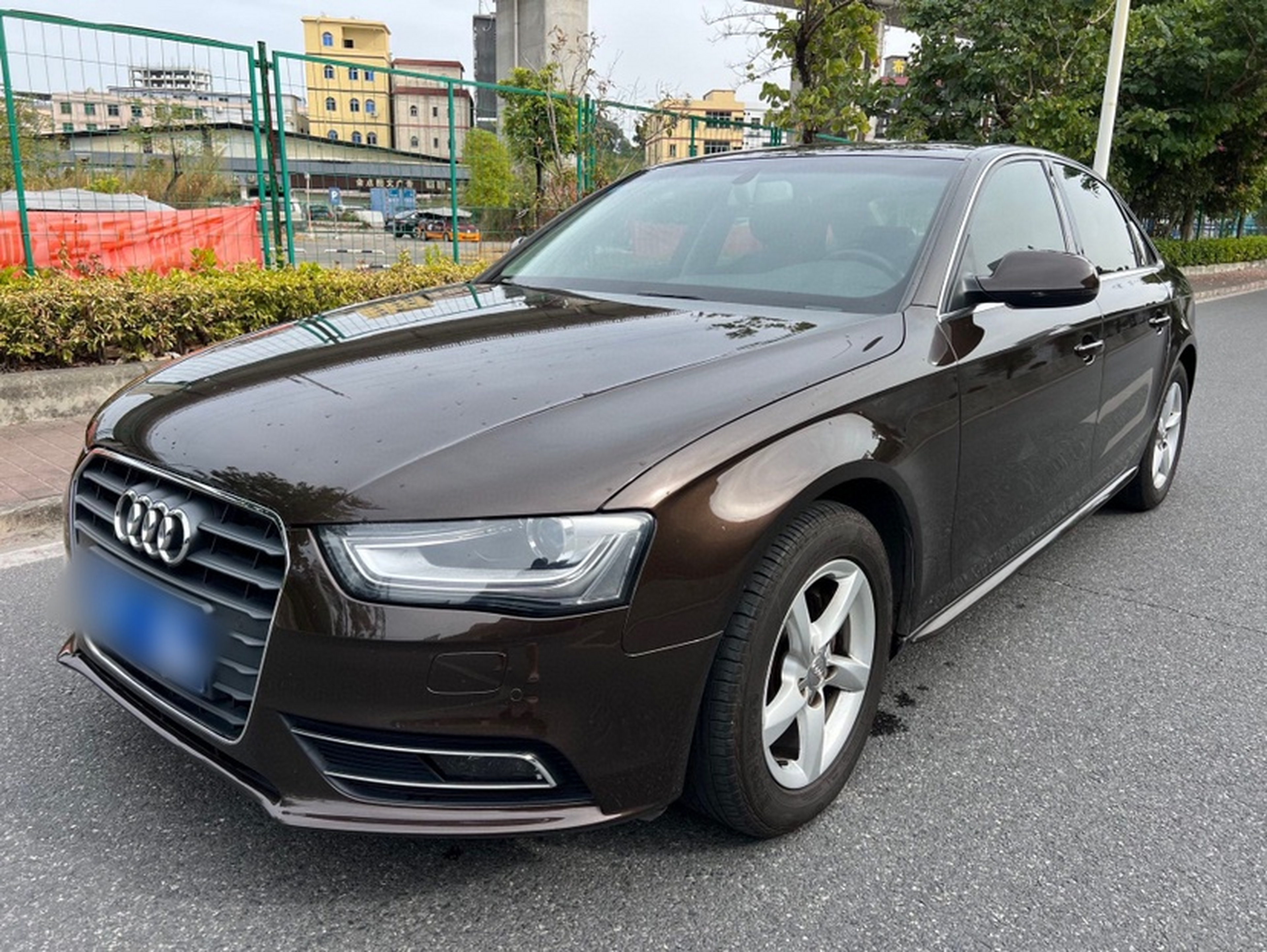 Под передней частью автомобиля