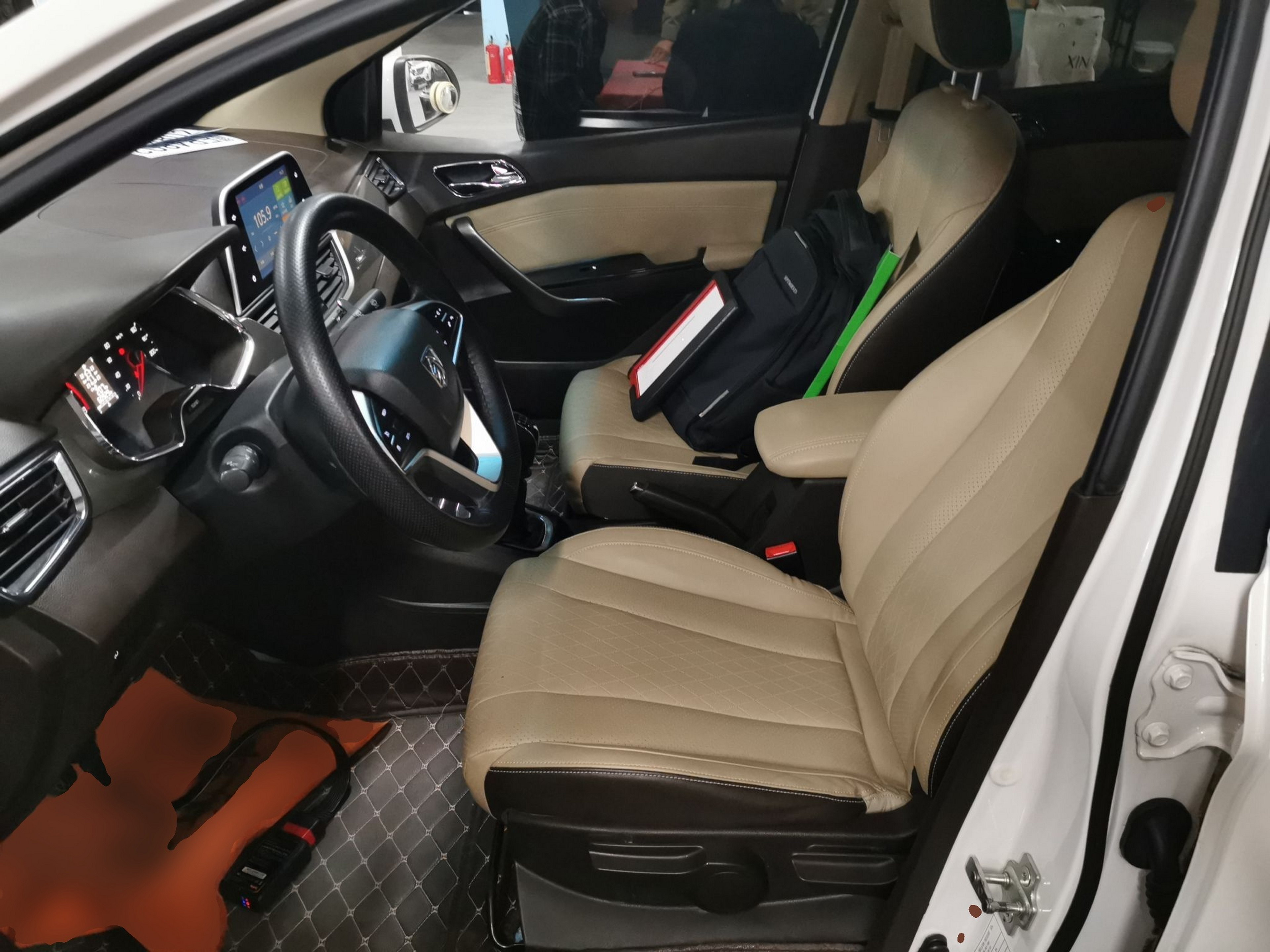 المقاعد الأمامية داخل السيارة