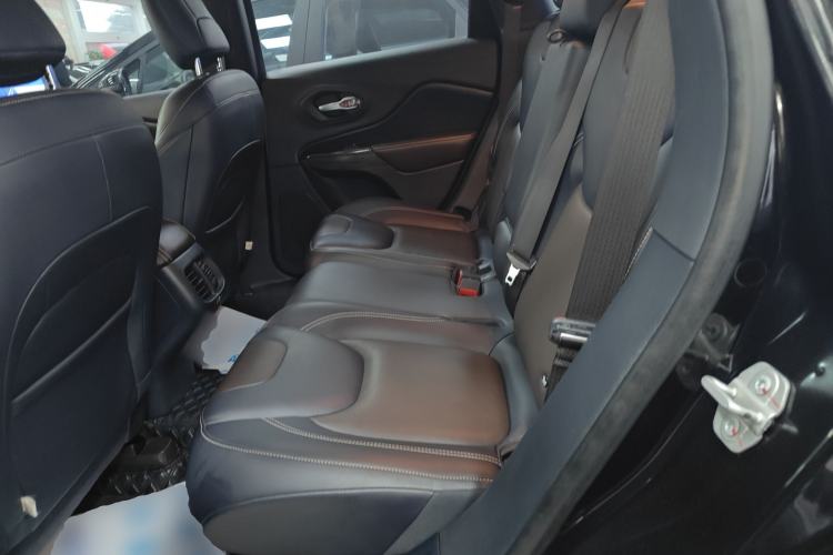 Used  Cherokee 2020 2.0L Two-Wheel Drive Classic Sports Edition