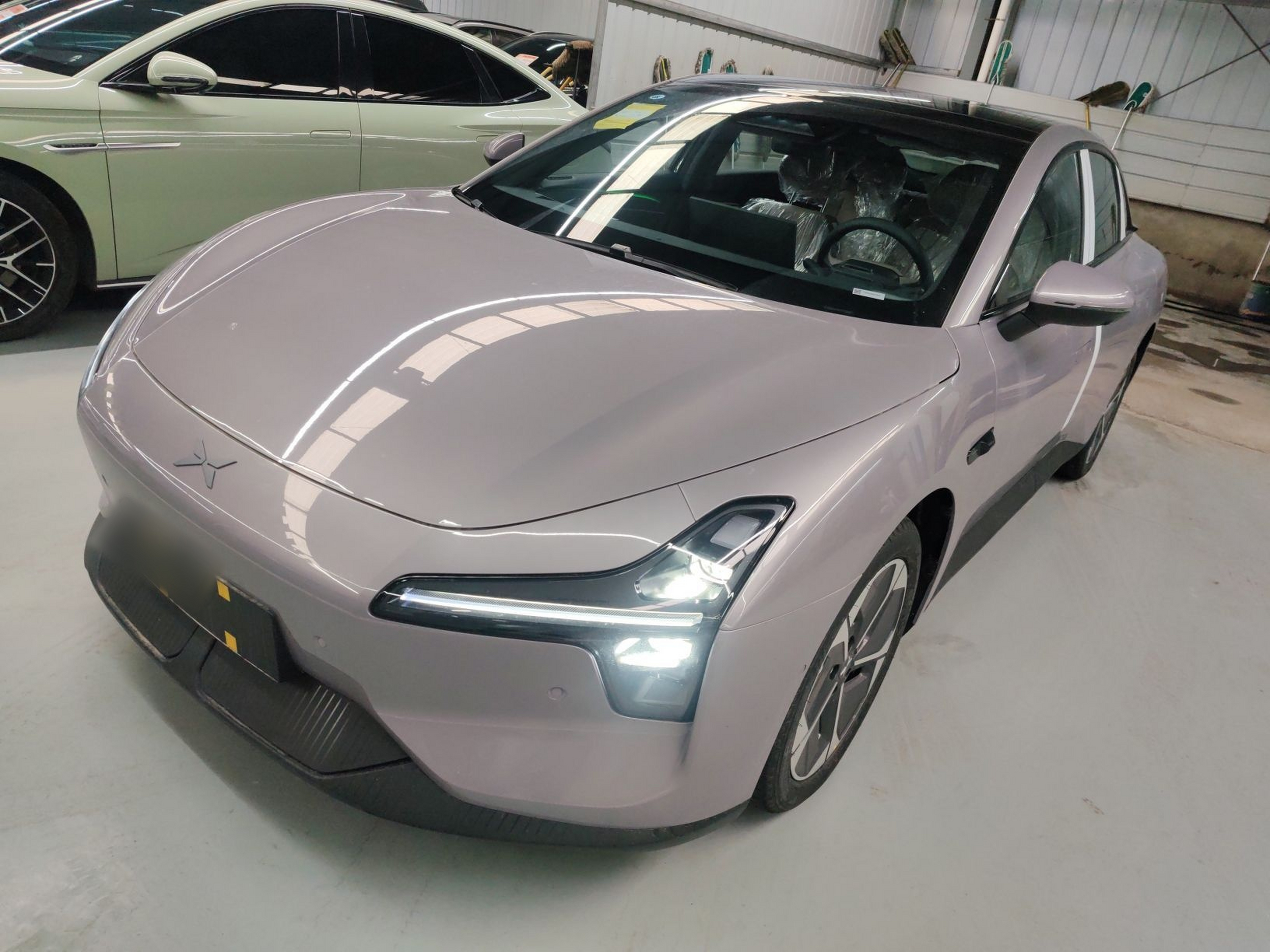 تحت مقدمة السيارة