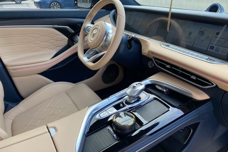 Used VOYAH FREE 2023 Four-Wheel Drive Extended-Range Model with Ultra-Long Range