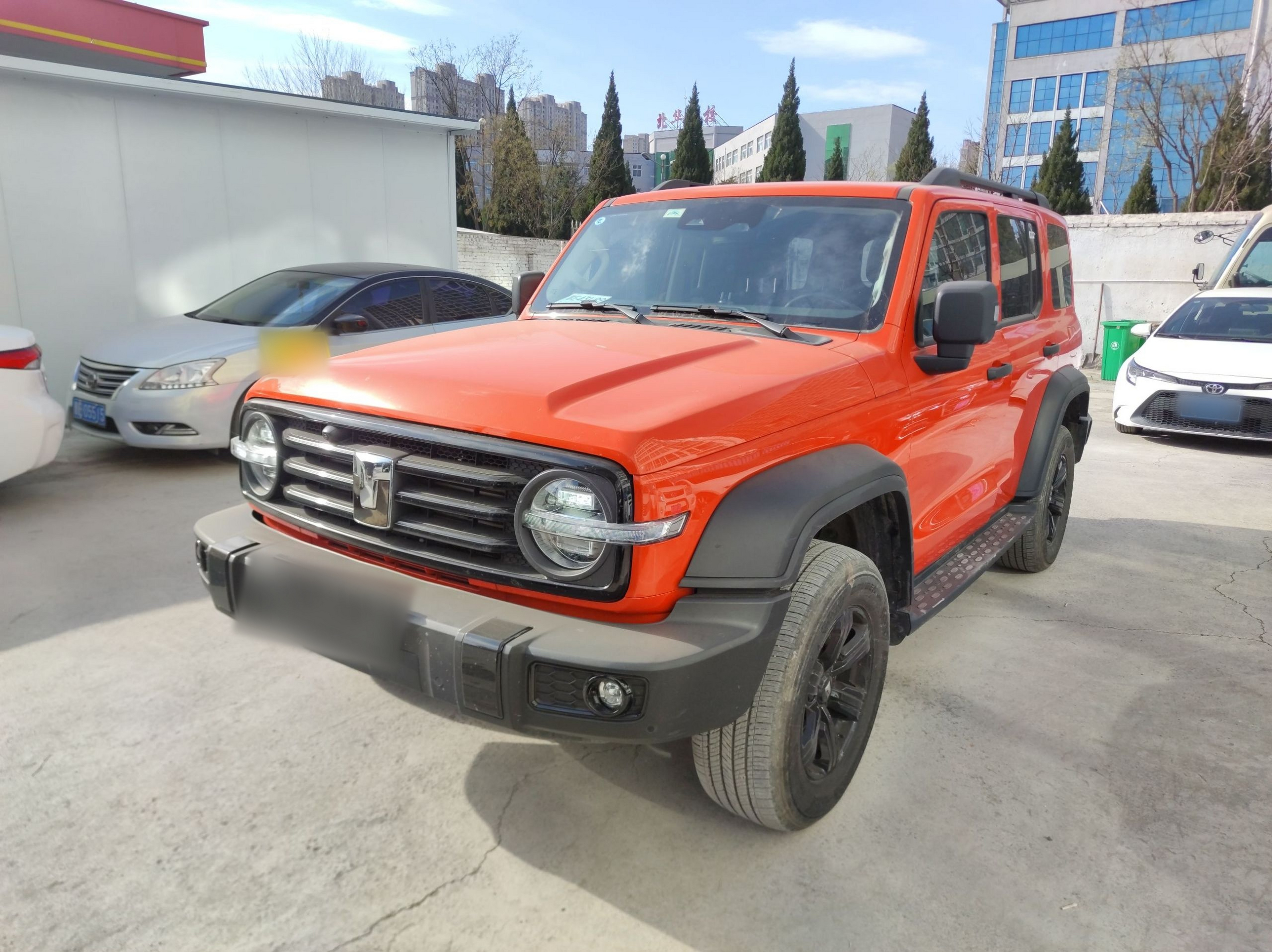 تحت مقدمة السيارة