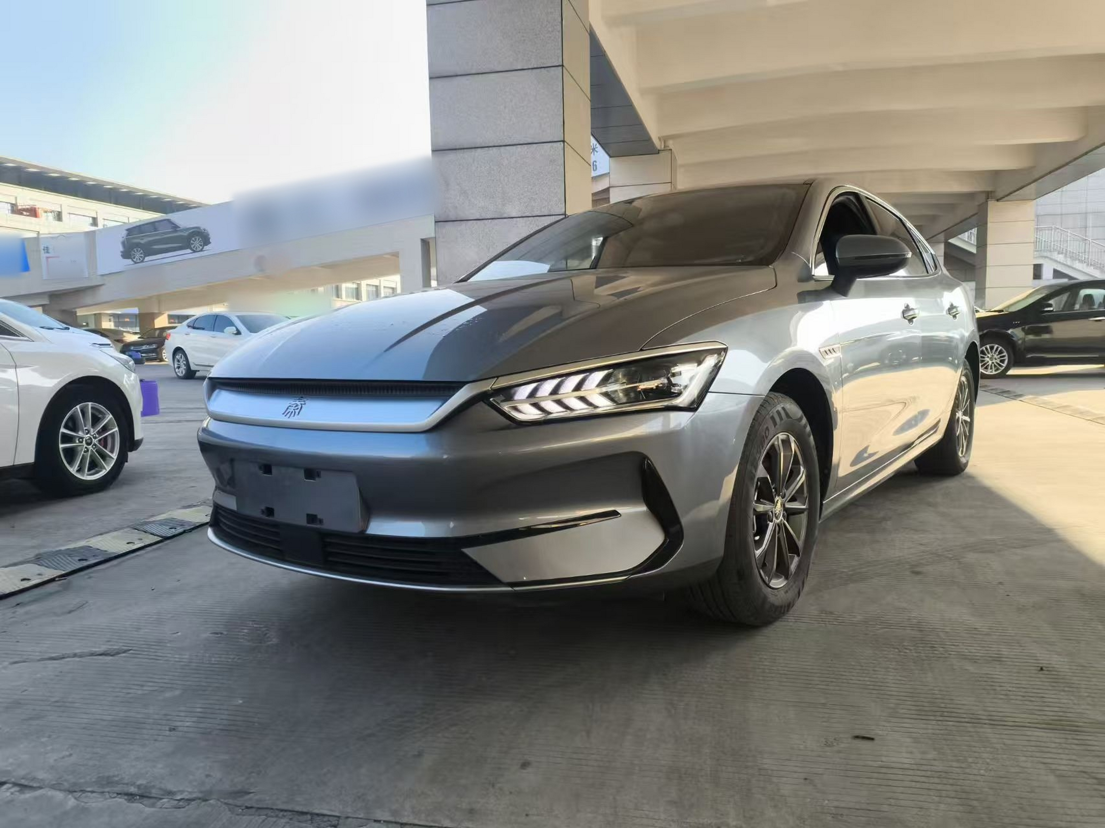 Под передней частью автомобиля