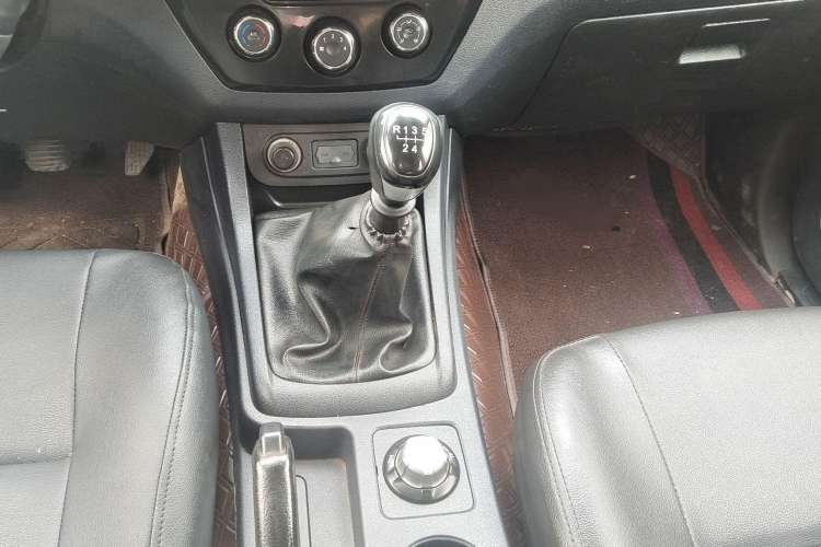 Used Isuzu JLM 2018 2.5T Two-Wheel Drive Diesel Luxury Version with Extended Cargo Bed JE4D25Q5A