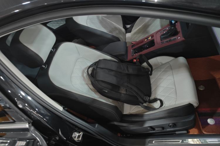 Used Volkswagen Magotan 2024 2 Million Units Zhongxiang Version 330TSI DSG Luxury Edition
