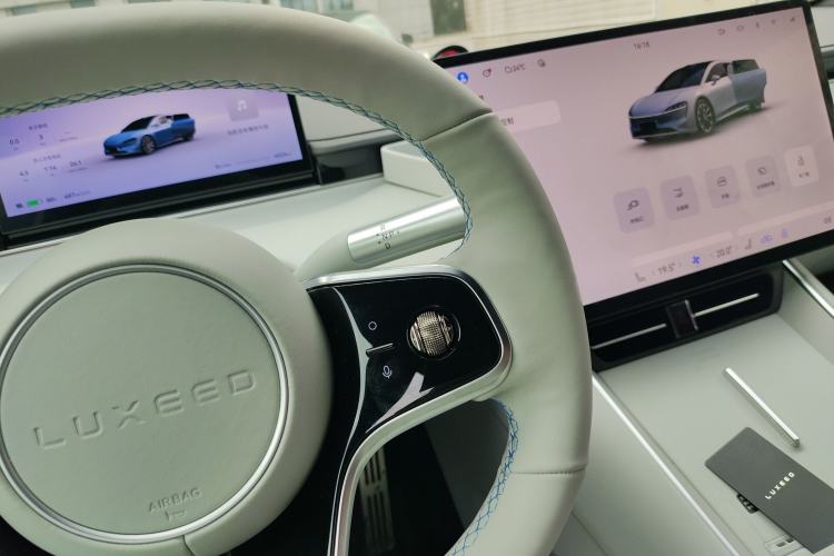 Used Hima Luxeed S7 2025 855 km Max
