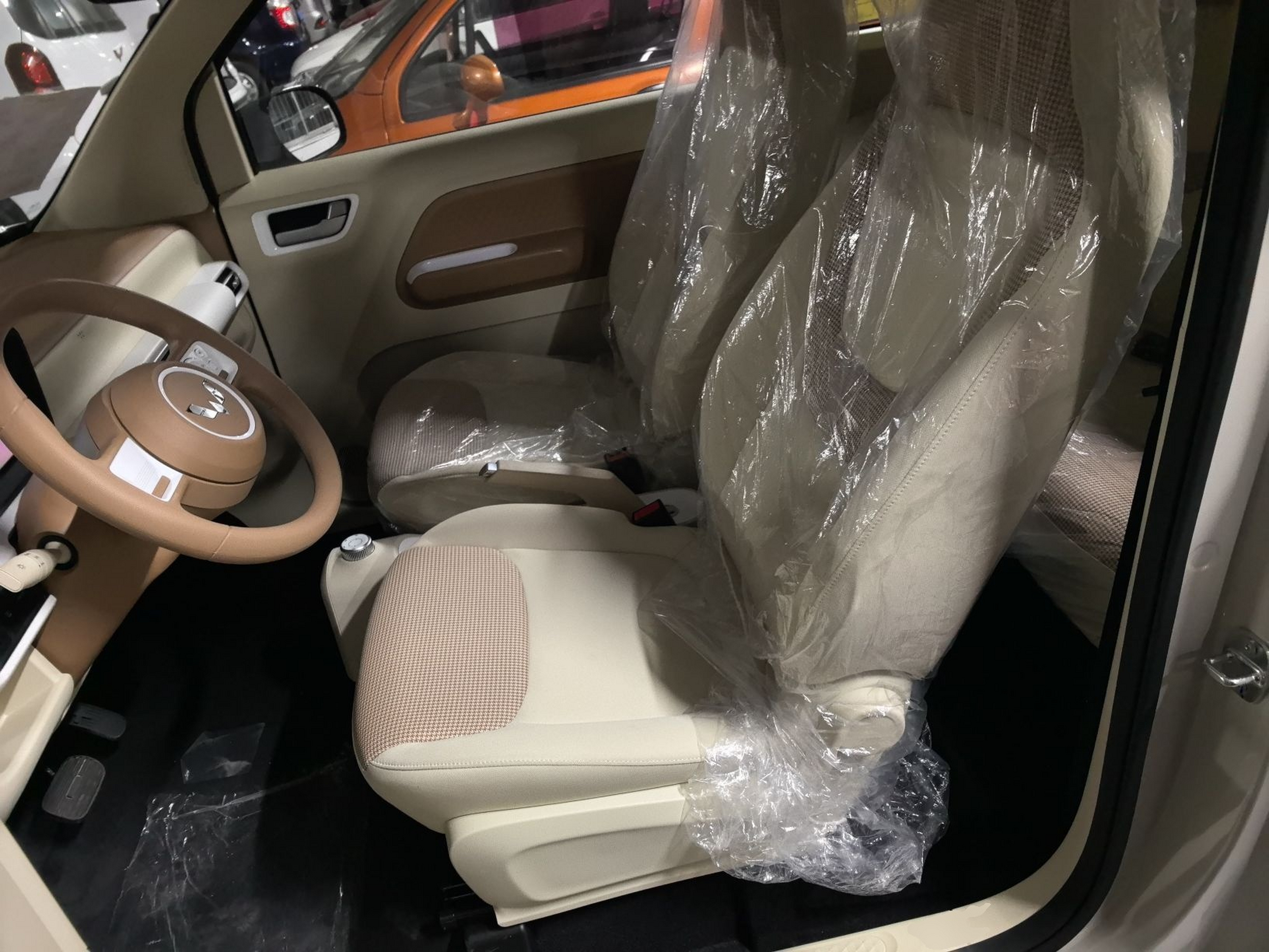 المقاعد الأمامية داخل السيارة