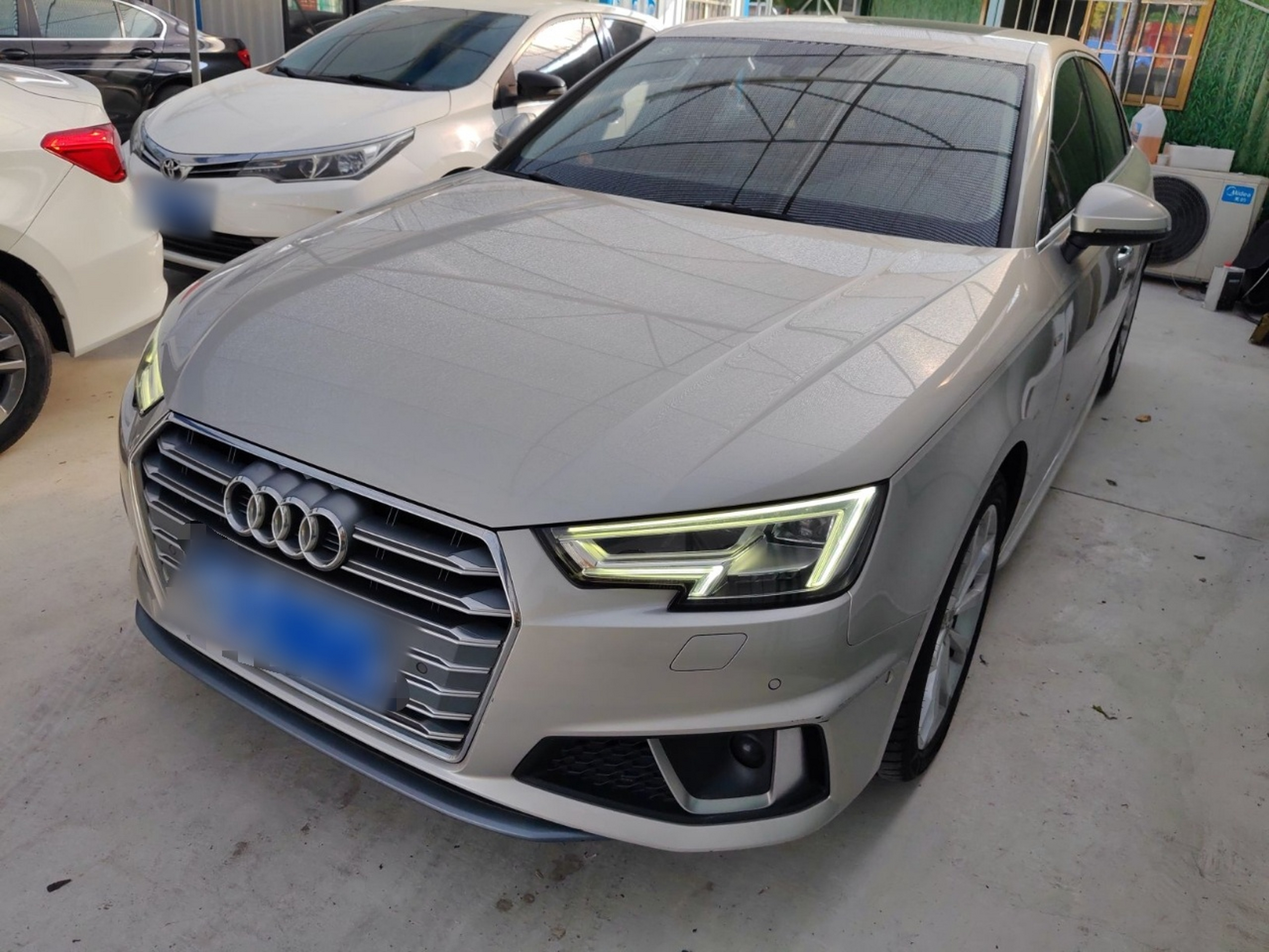 تحت مقدمة السيارة