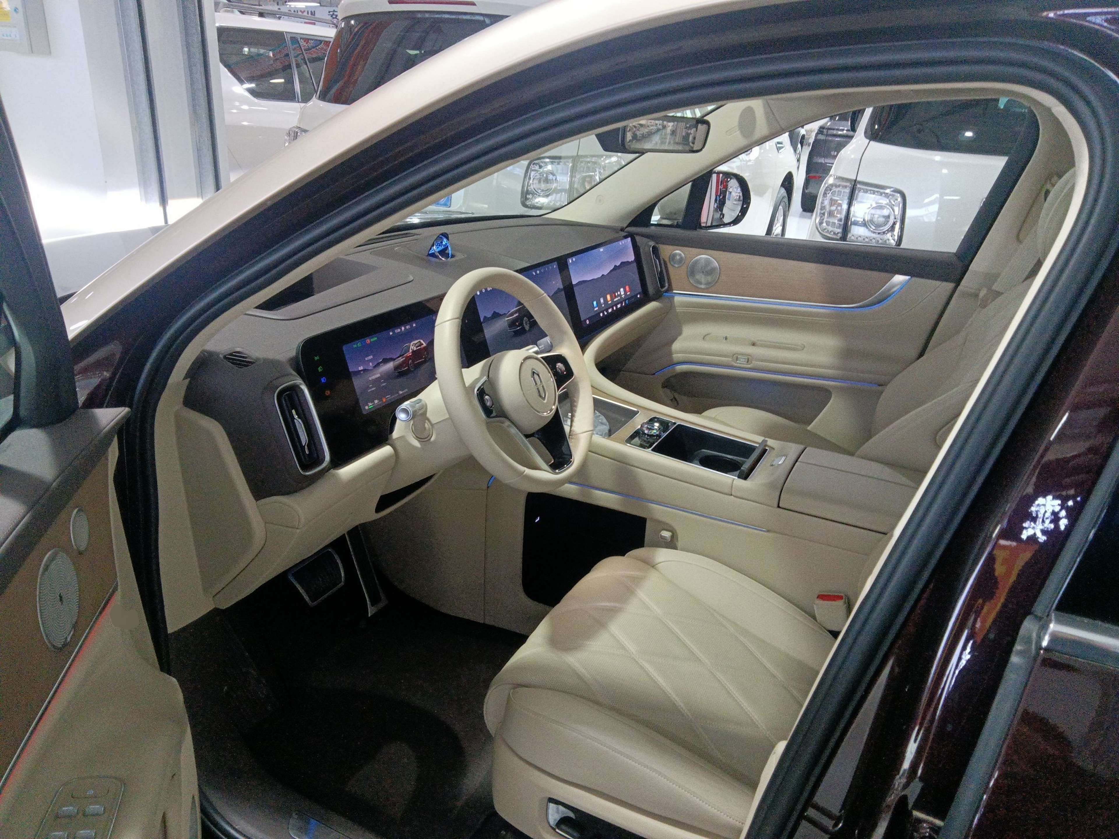 المقاعد الأمامية داخل السيارة