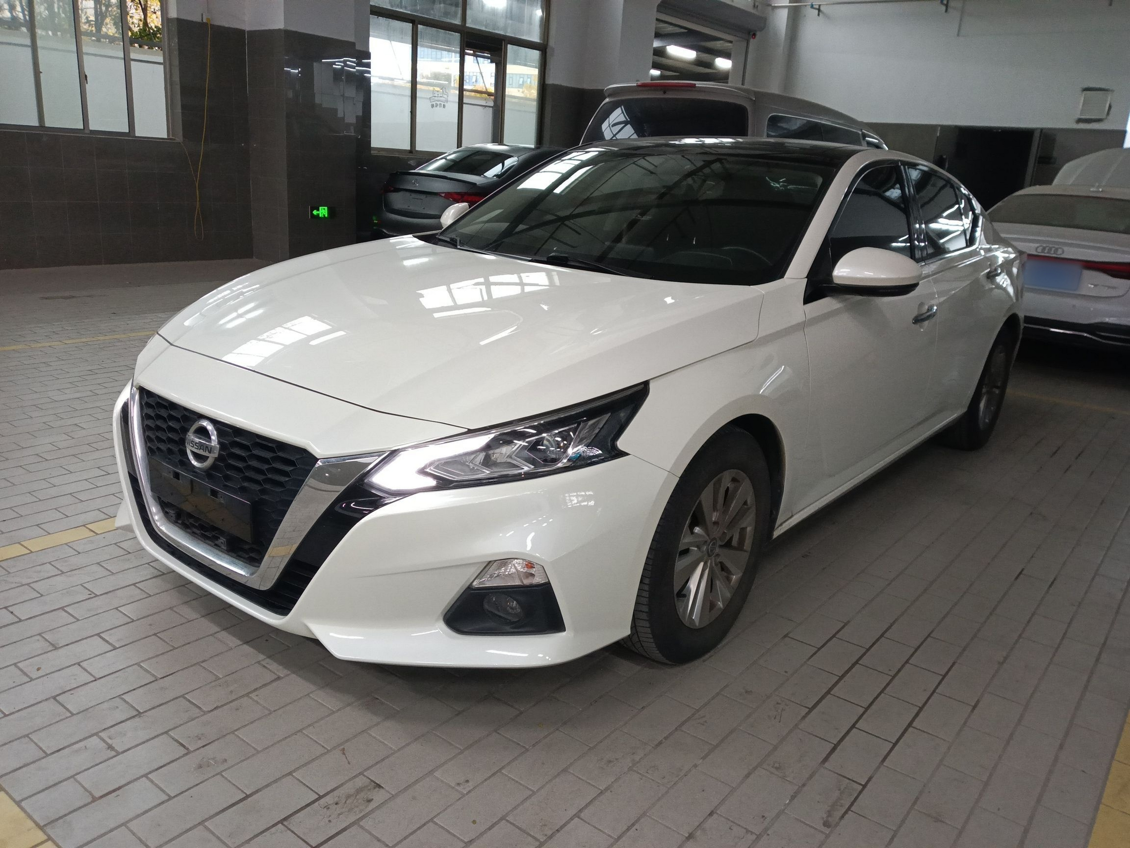 Под передней частью автомобиля